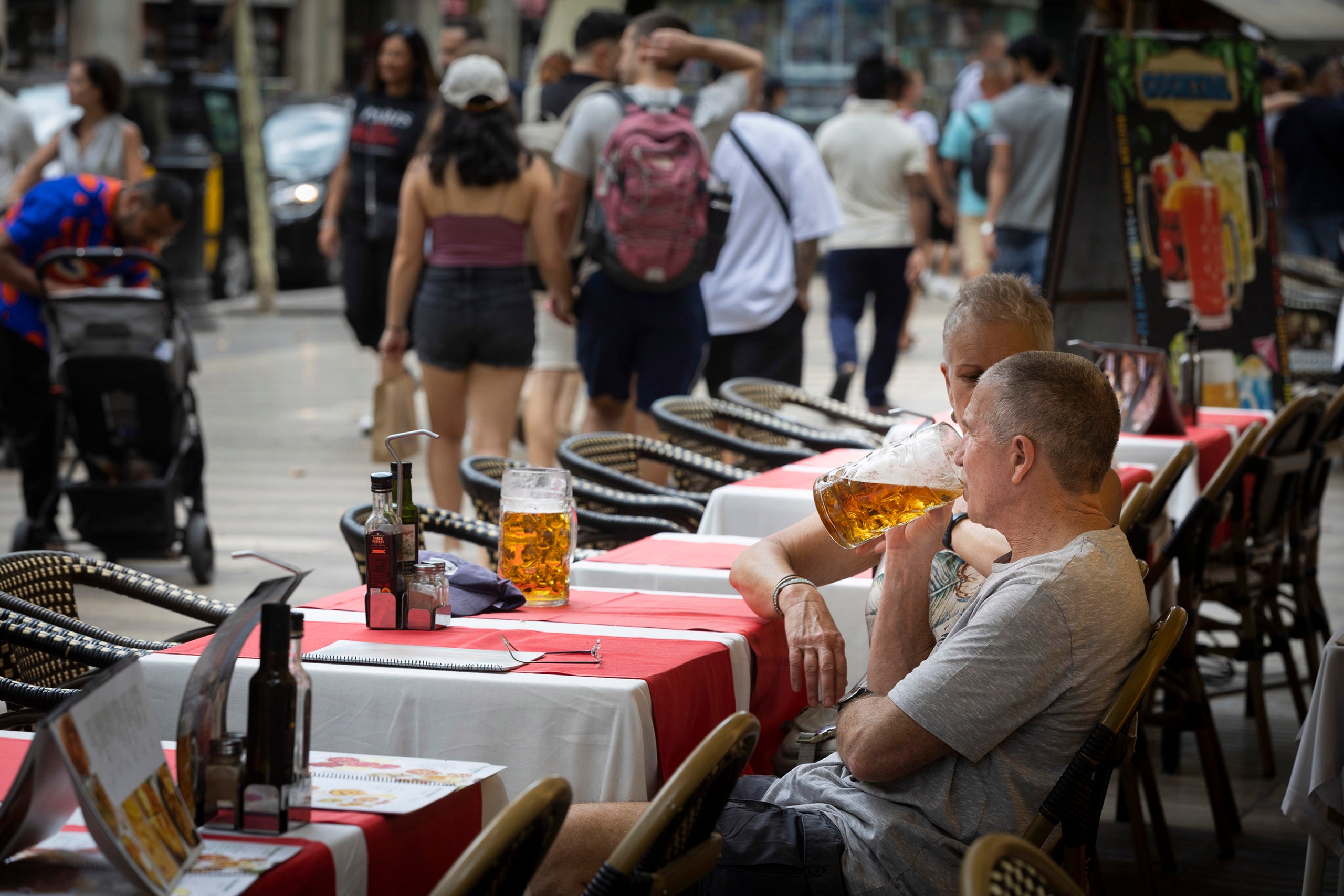 Imatge d'arxiu d'una terrassa d'un bar de la Rambla / Jordi Play