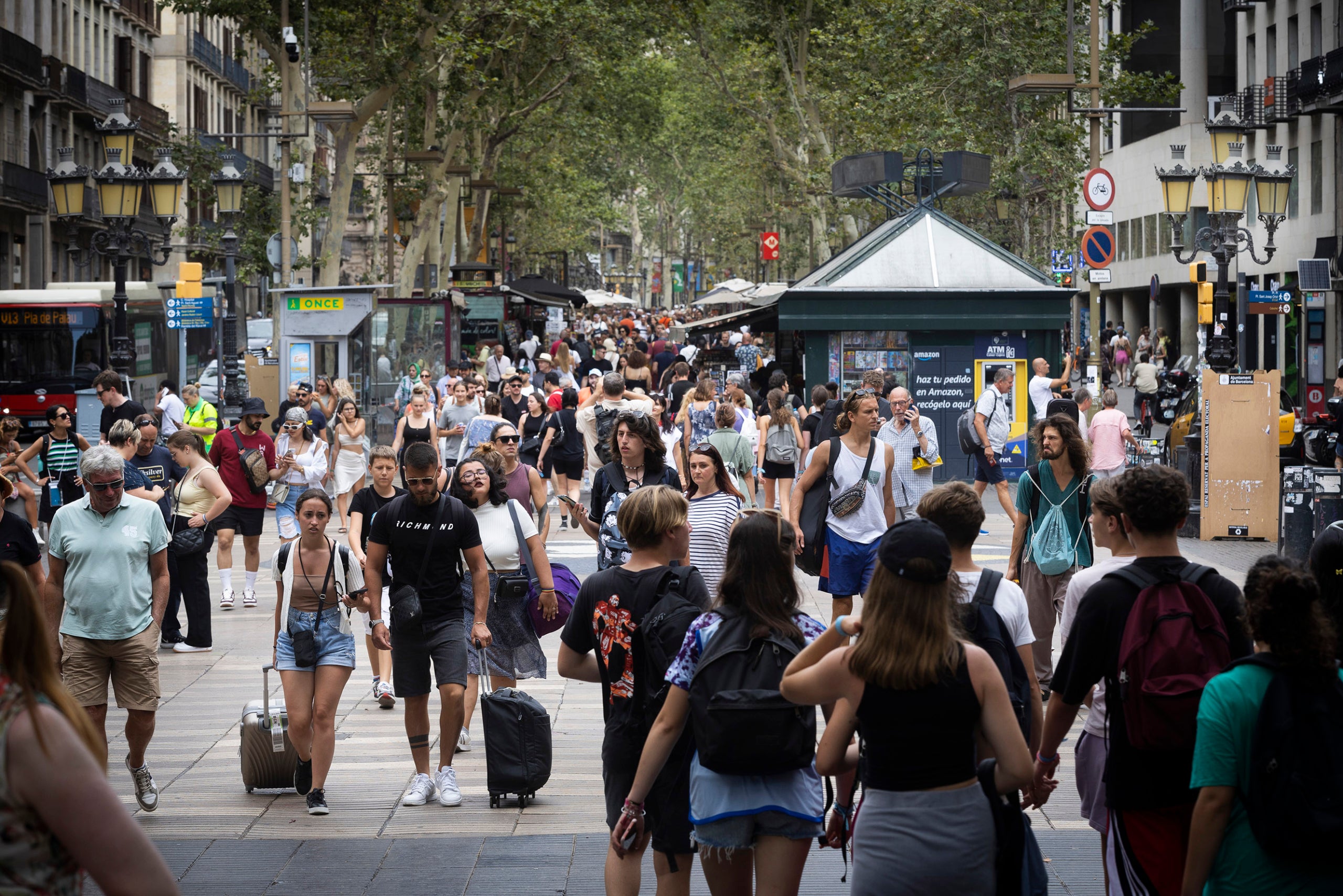 Turistes a la Rambla en una imatge d'arxiu / Jordi Play
