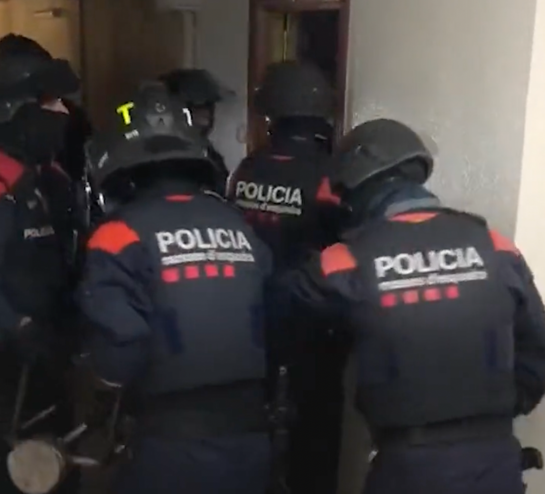 Una captura d'imatge del vídeo de l'operació policial / Mossos