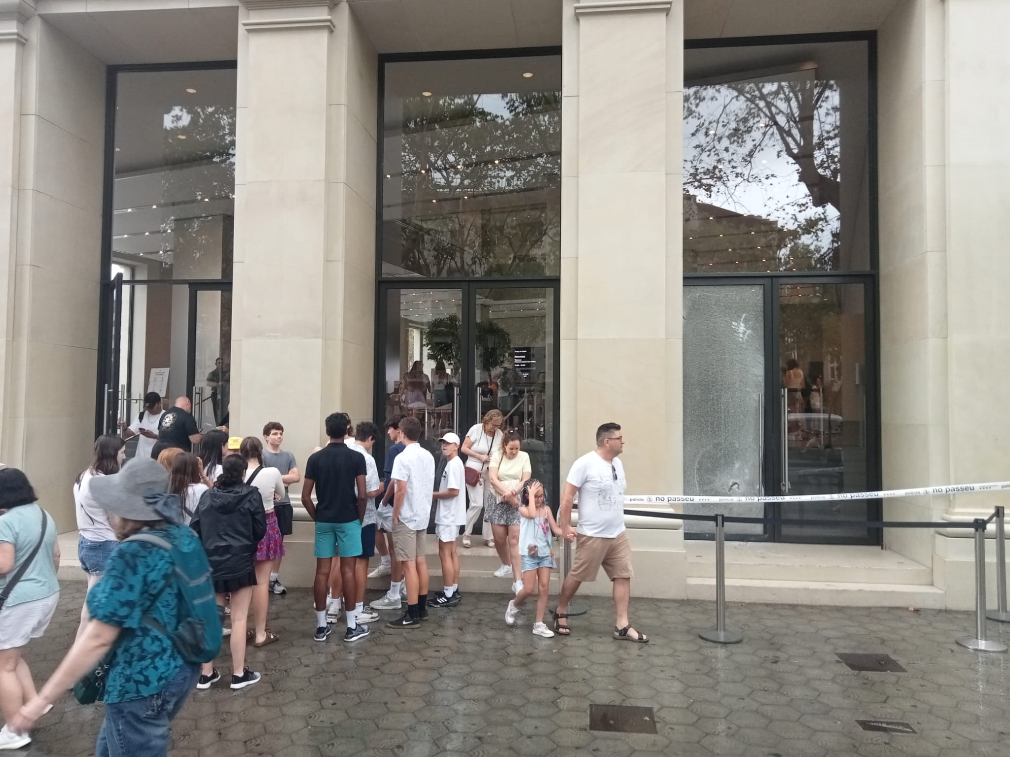 Normalitat a les portes de la botiga Apple després del robatori / A.L.