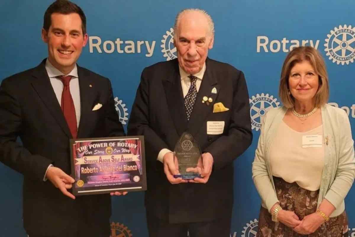 Roberto Álvarez del Blanco con el premio, junto a su hijo y su mujer / Lamorinda Sunrise Rotary
