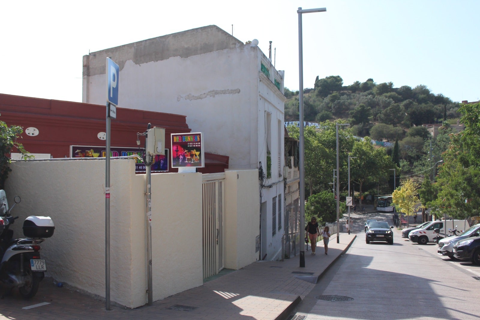 Els cartells del nou bar que han aparegut en el número 10 del carrer de Mühlberg del Carmel / Alba Losada