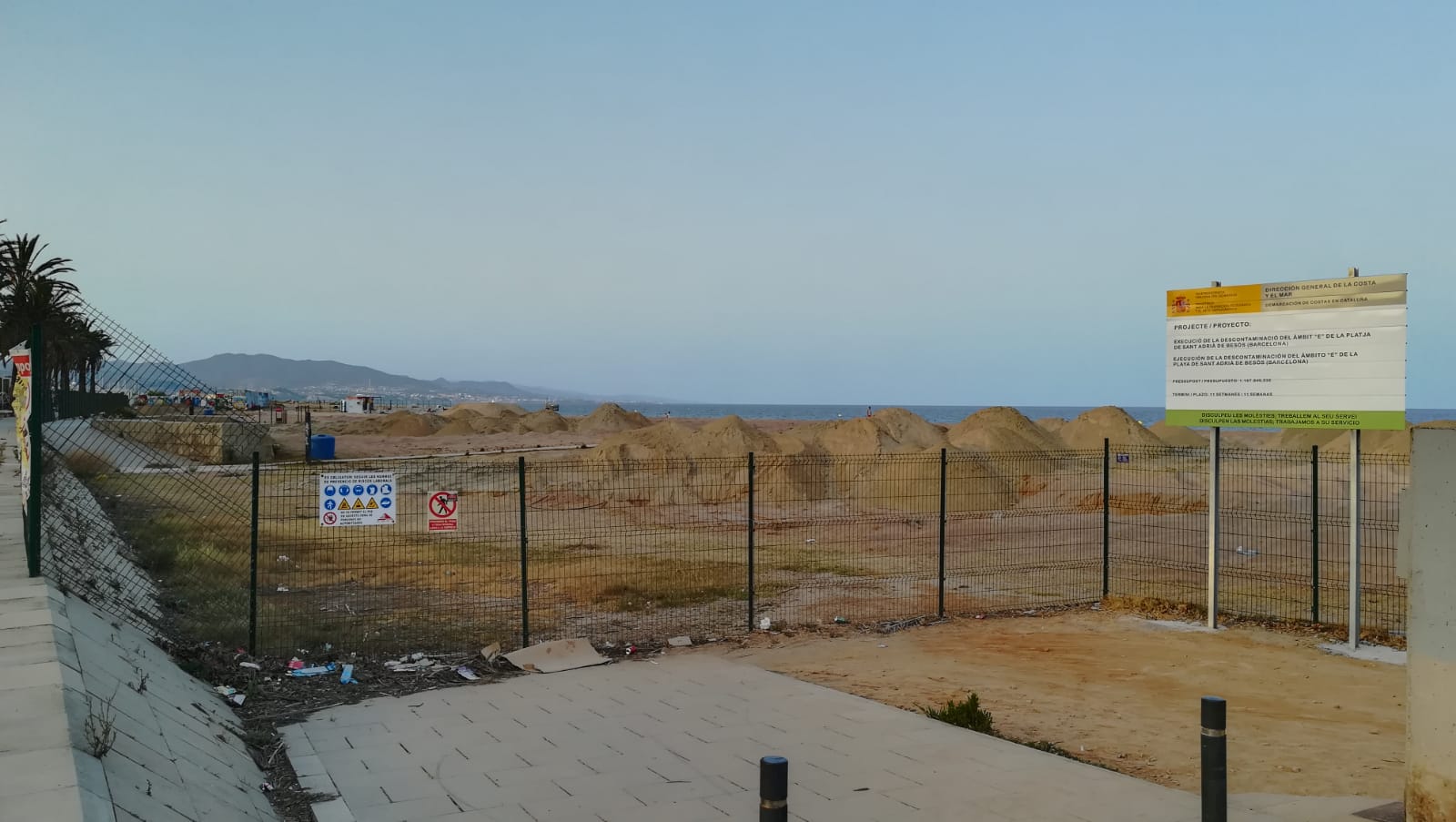 Les tanques que barren el pas a la platja del Litoral, on es pot veure les diferències de tonalitats de la sorra / Antoni Pons