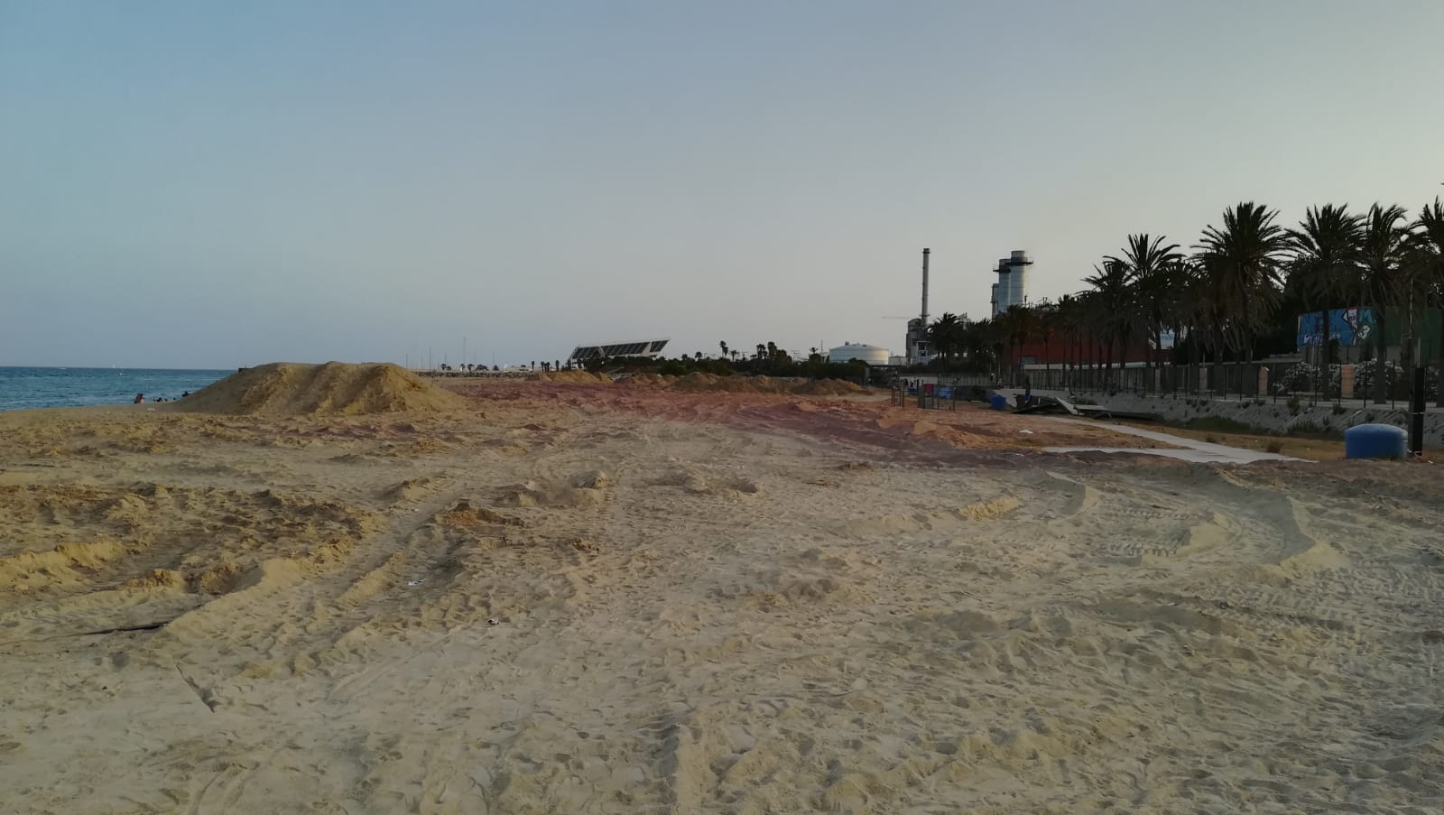 Vista de la platja del Litoral, on es pot veure les diferències de tonalitats de la sorra / Antoni Pons