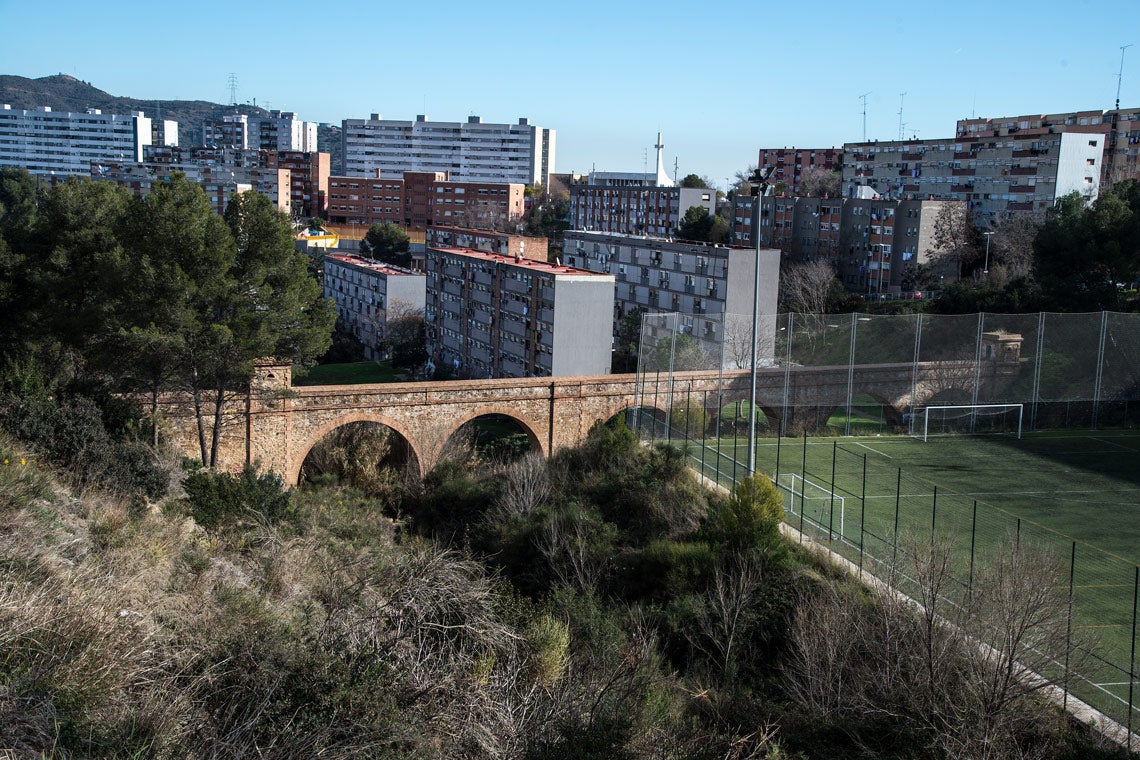 L'aqüeducte de Ciutat Meridiana en primer terme amb els blocs de pisos al fons / Ajuntament de Barcelona