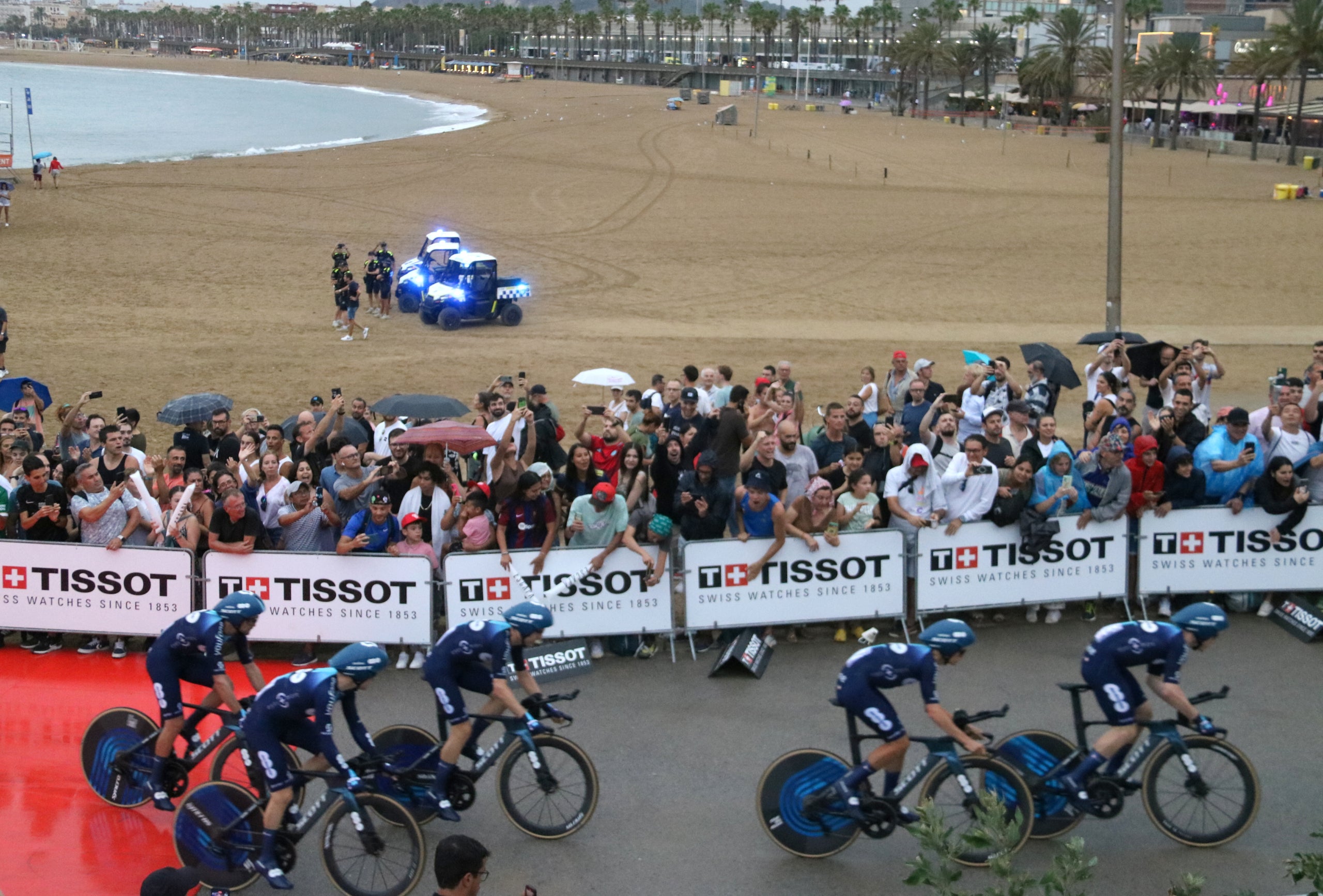 Alguns dels moments de la primera etapa de La Vuelta 2023 a Barcelona / Sílvia Jardí (ACN)