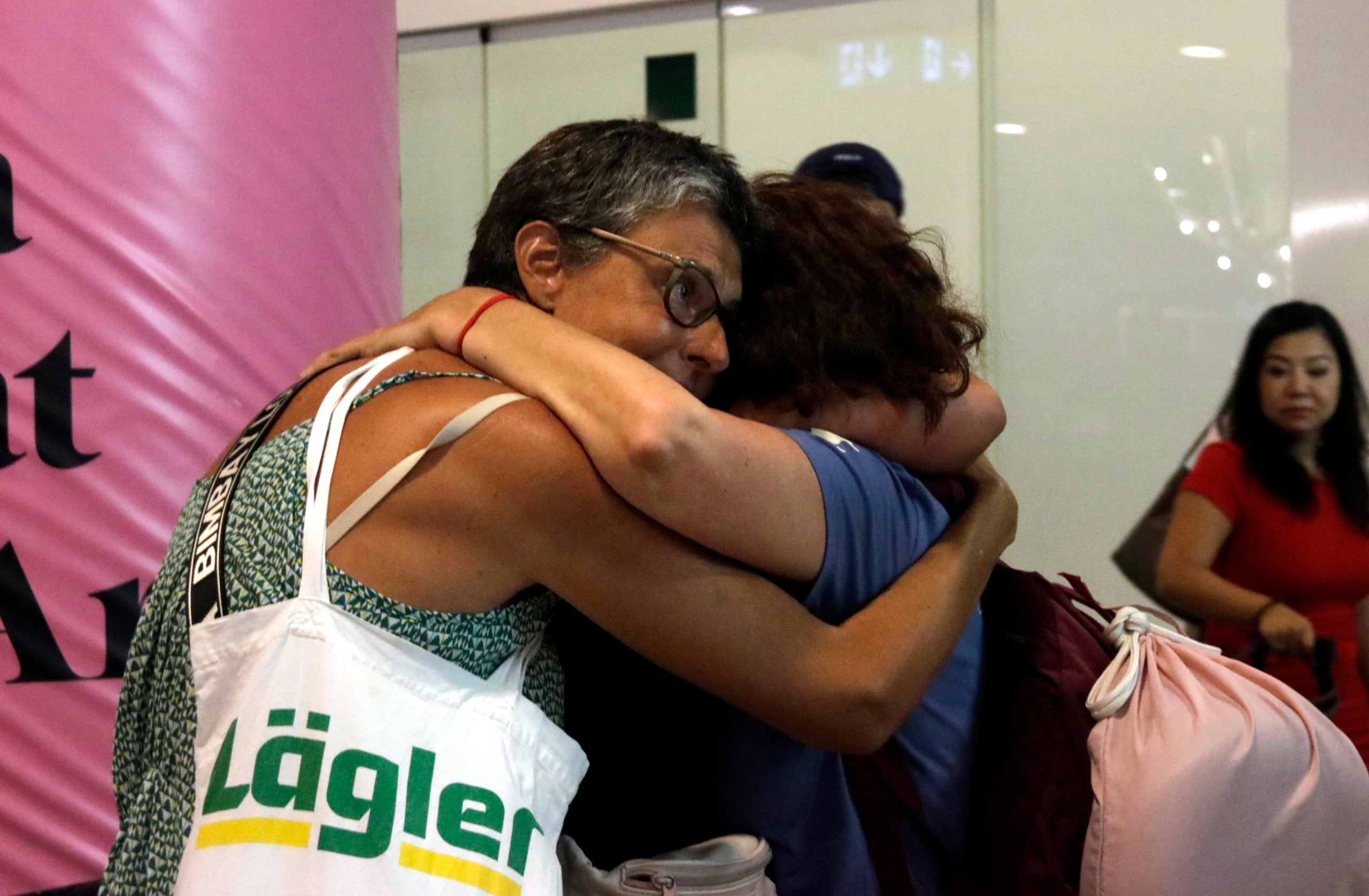 Els turistes en el moment d'arribar a l'aeroport del Prat aquest dilluns / Albert Hernández