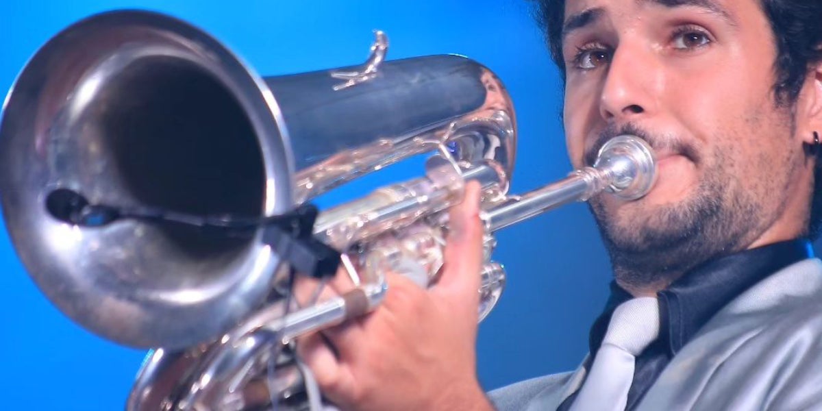 Mario Membrives tocant el seu fiscorn | Mario Membrives (Instagram)