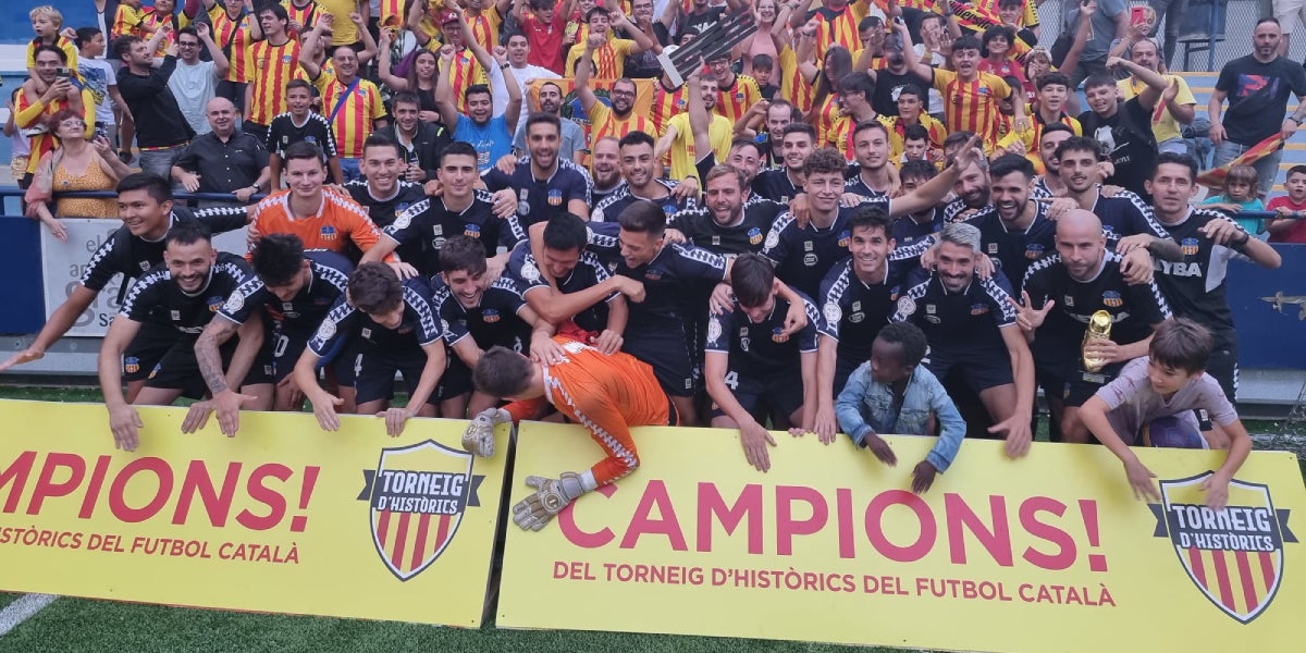 Els jugadors del Sant Andreu celebrant el Torneig d'Històrics amb l'afició | Judit Andreu (Unió Esportiva Sant Andreu)