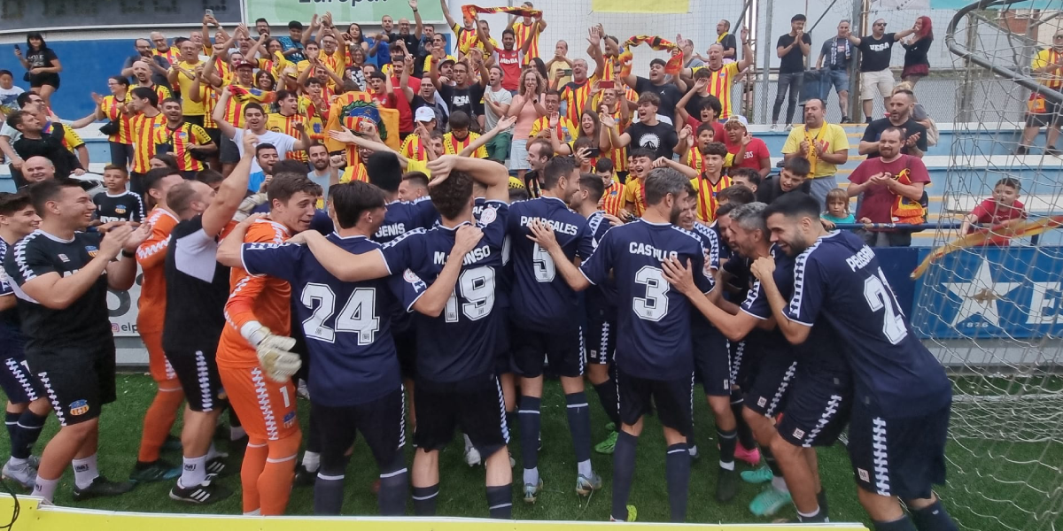 Els jugadors del Sant Andreu celebren el Torneig d'Històrics | Judit Andreu (Unió Esportiva Sant Andreu)