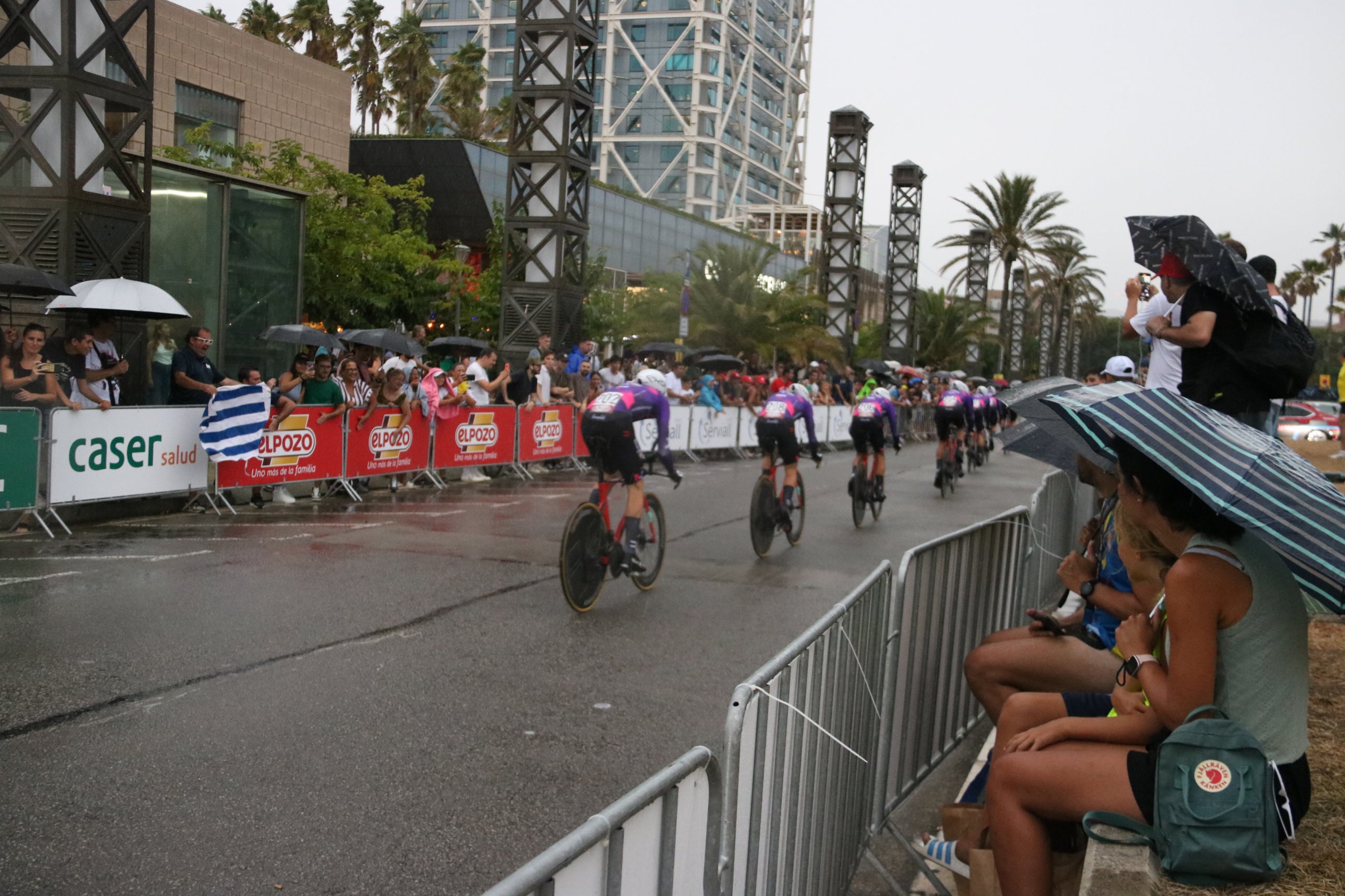 Alguns dels moments de la primera etapa de La Vuelta 2023 a Barcelona / Sílvia Jardí (ACN)