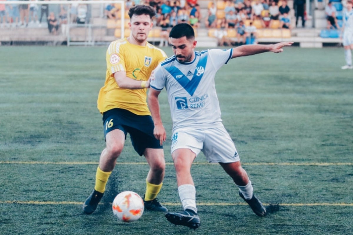 Pau López pugna per la pilota en l'últim partit contra el Castelldefels l'any passat | Àngel Garreta (Club Esportiu Europa)