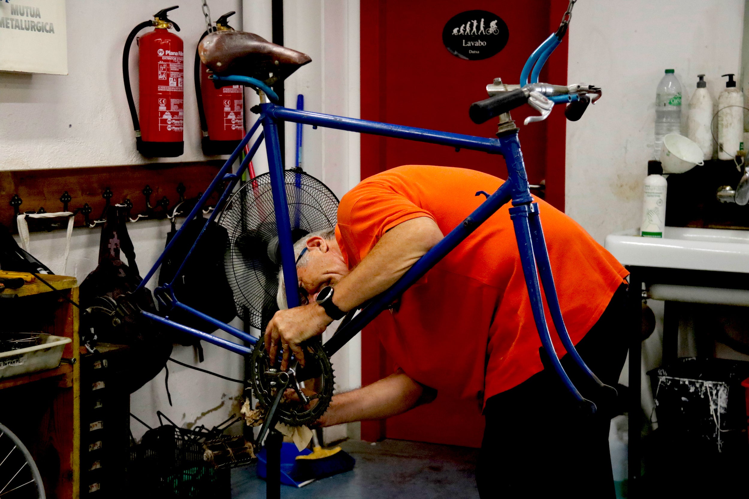 Un operari repara una bici a Biciclot | A.H. (ACN)