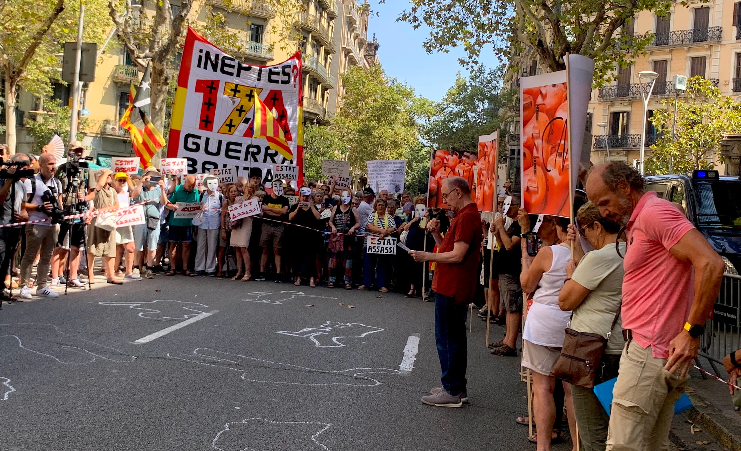 L'actor Manel Barceló, llegint el manifest de la plataforma 17-A Exigim Responsabilitats, amb motiu del sisè aniversari dels atemptats del 2017 / S.B.