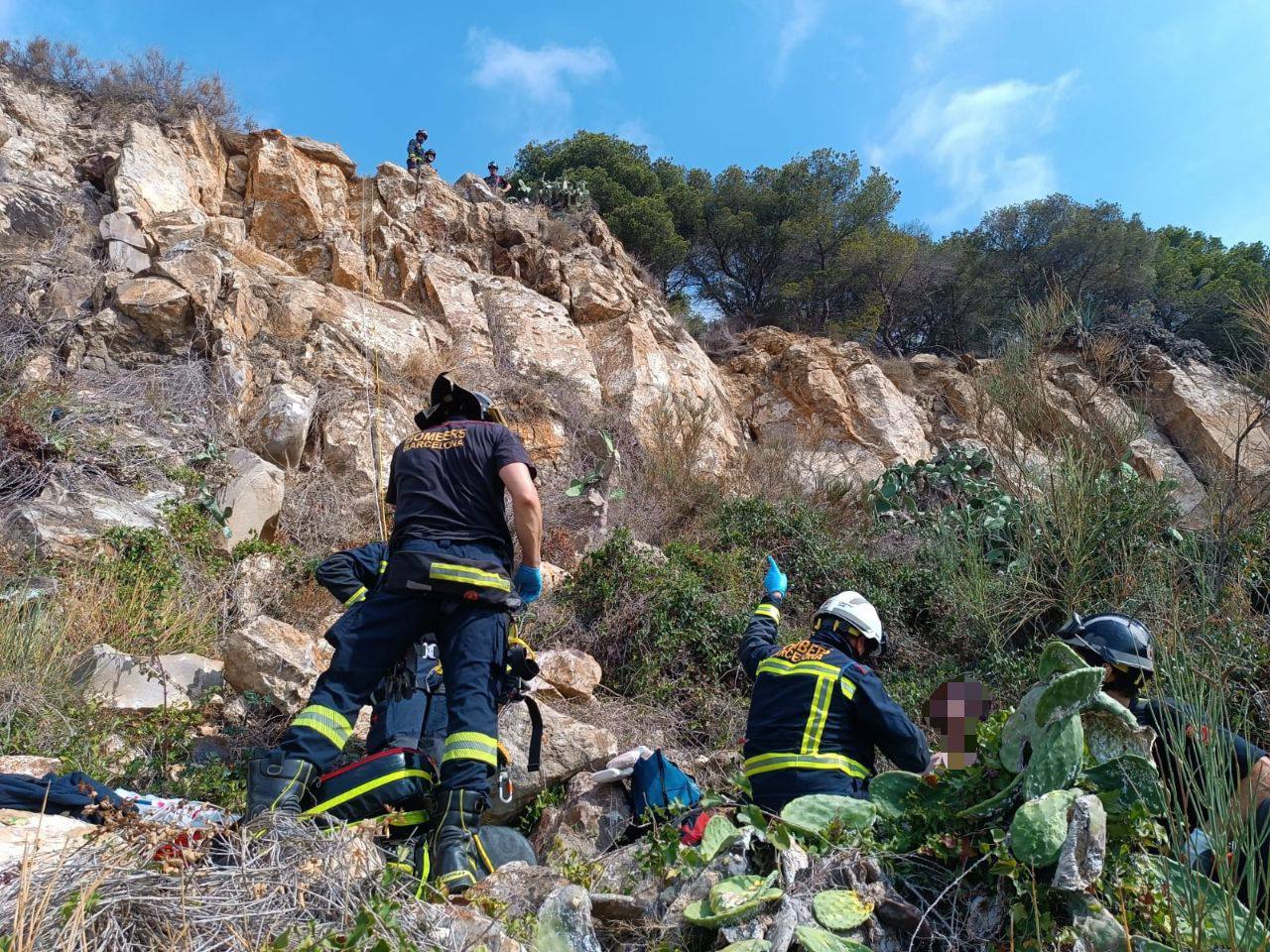 Un moment del rescat dels Bombers a Montjuïc / Bombers de Barcelona