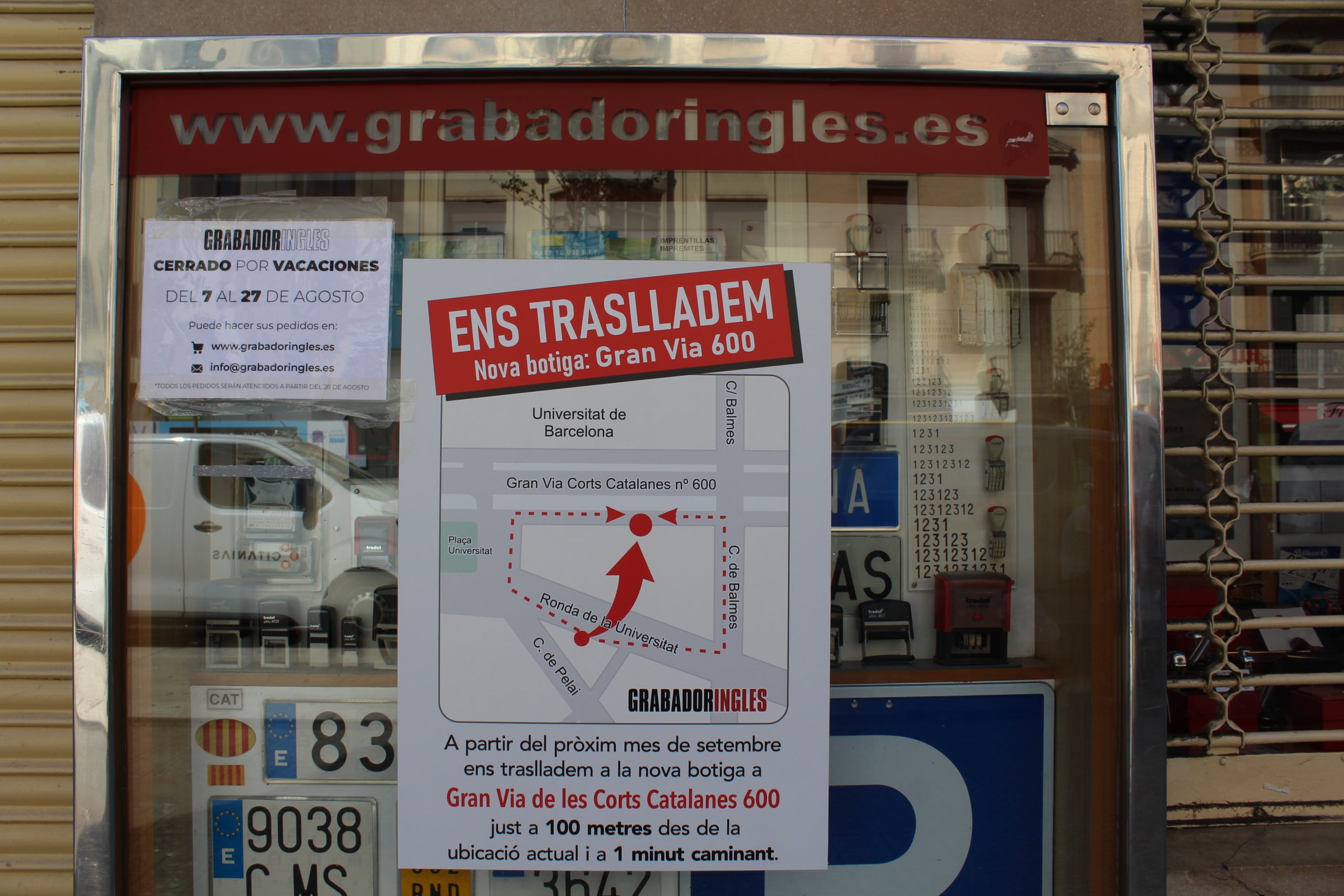 El cartel con el cual Lo Grabador Inglés anuncia el cambio de local / A.L.