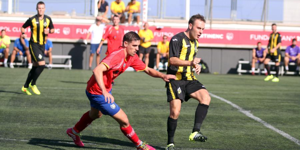 Fernando Velillas disputant el Torneig d'Històrics contra el Martinenc. | Torneig d'Històrics