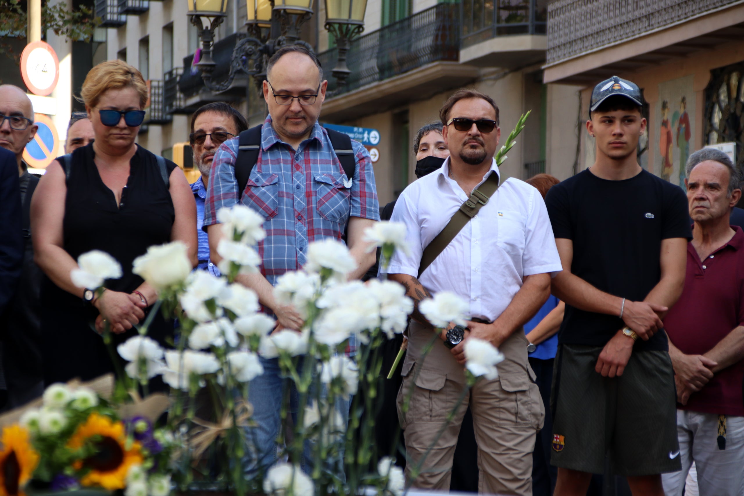 Un dels moments de l'homenatge amb motiu del sisè aniversari de l'atemptat de la Rambla / Blanca Blay (ACN)