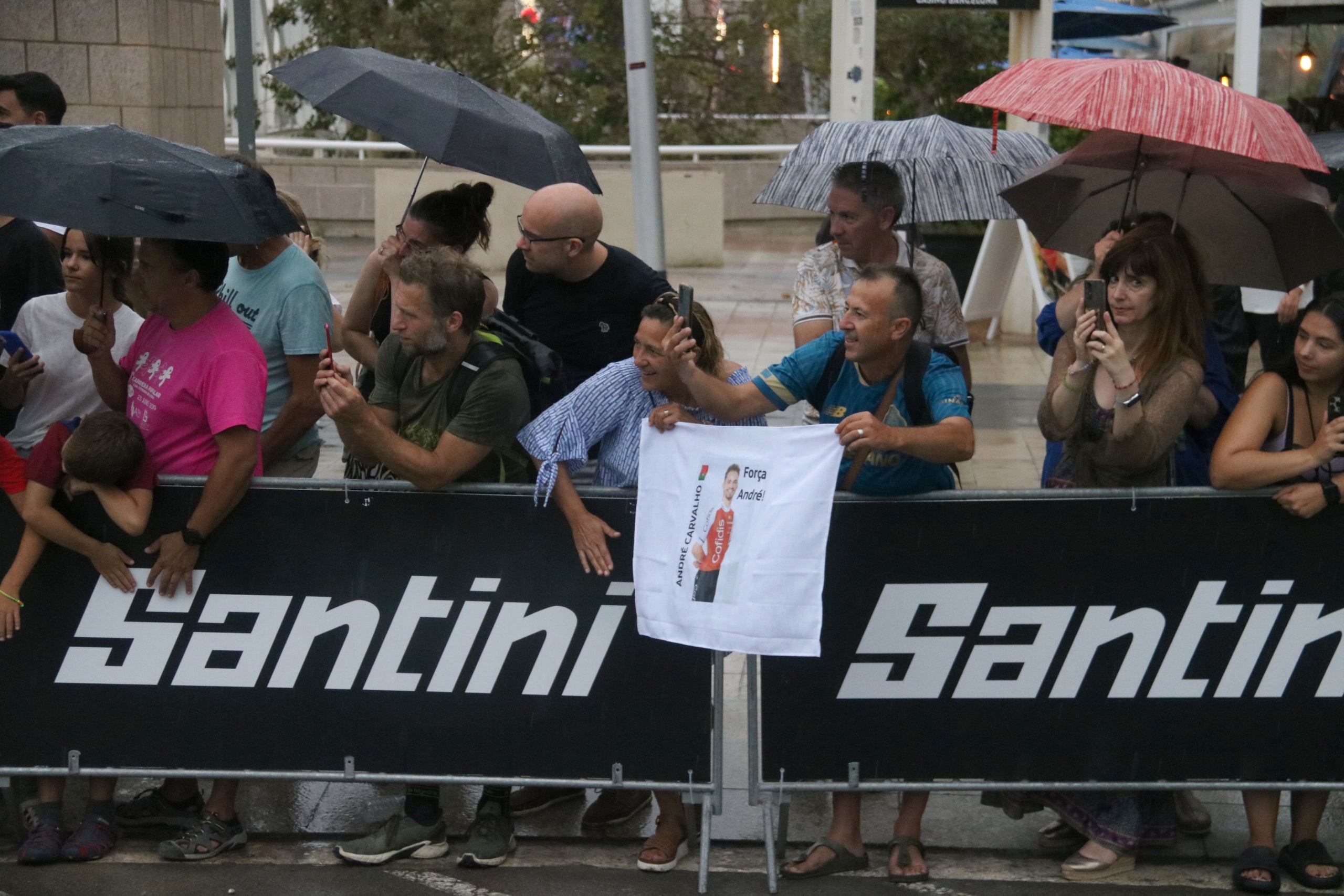 Alguns dels moments de la primera etapa de La Vuelta 2023 a Barcelona / Sílvia Jardí (ACN)