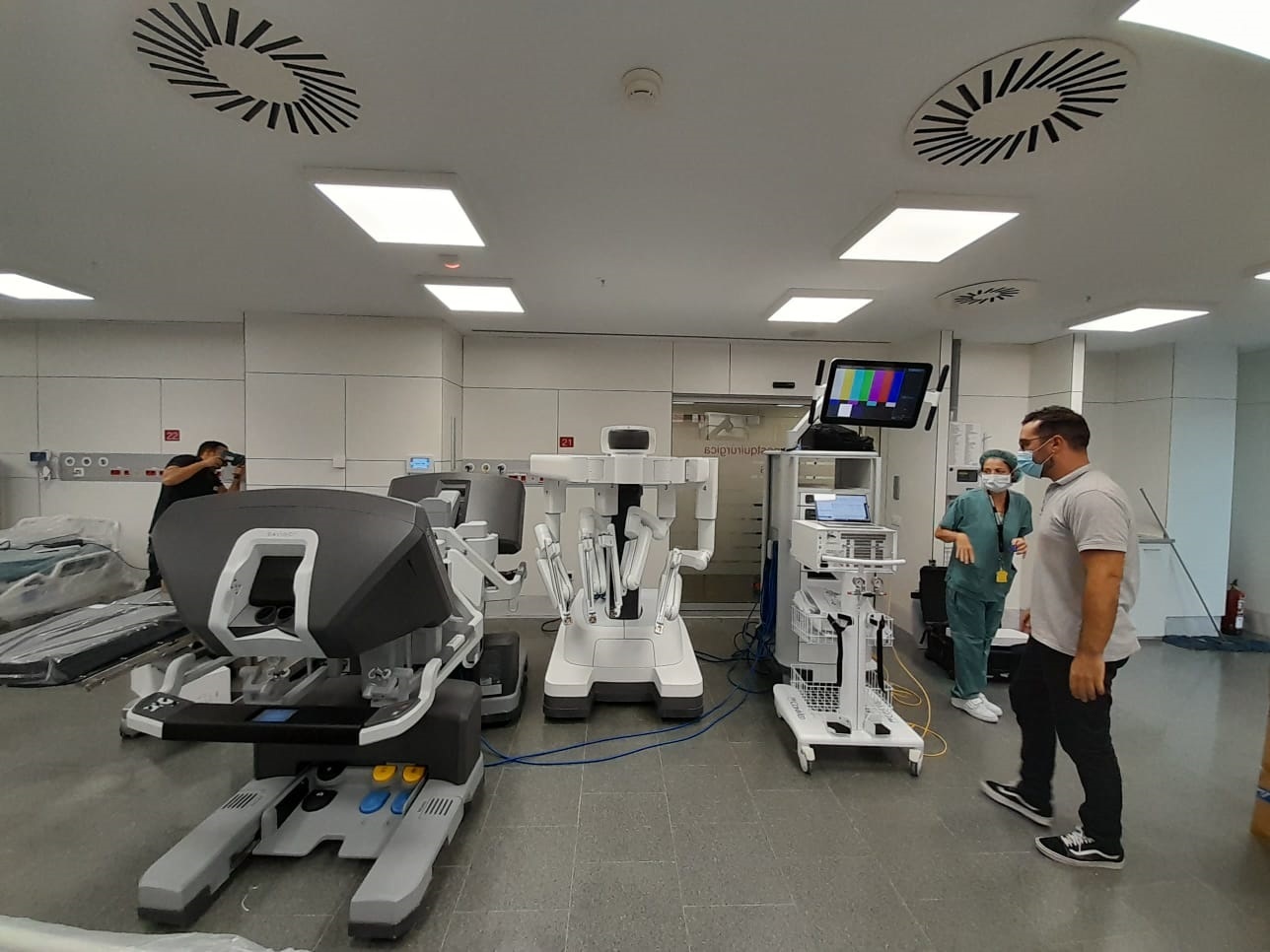El robot da Vinci en una sala de l'Hospital de Sant Pau | Europa Press