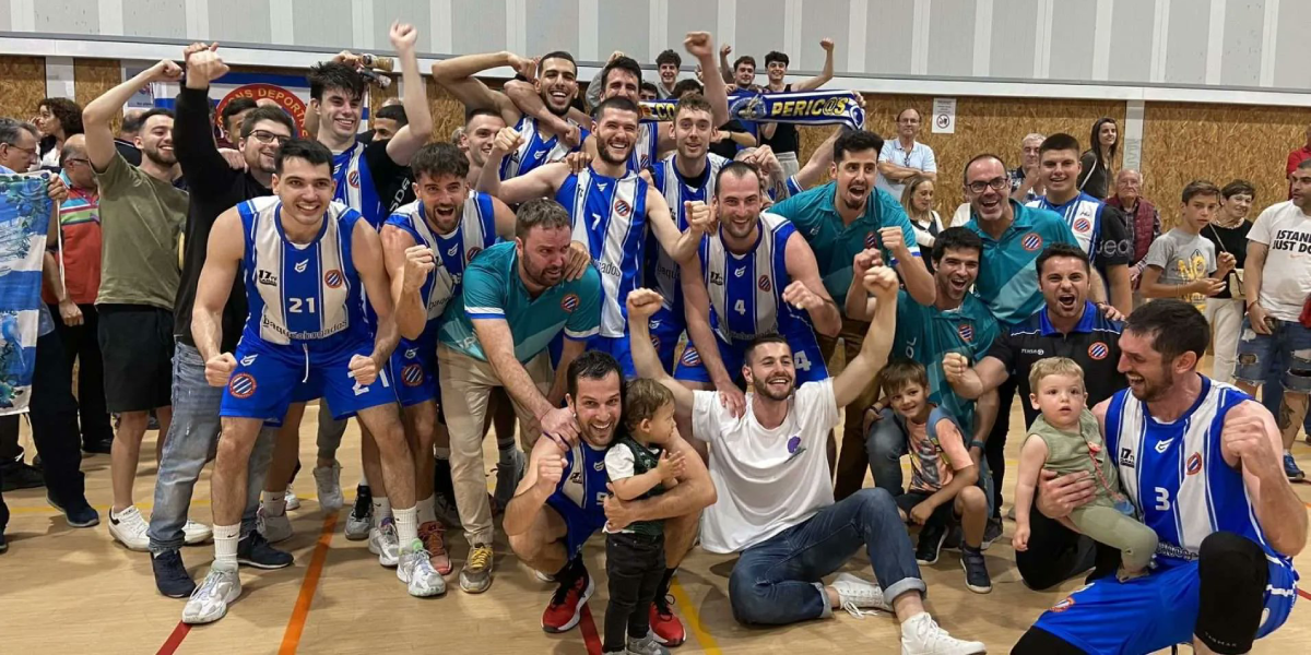 El equipo de baloncesto de las SD Espanyol celebra el ascenso a Liga EBA | SD Espanyol