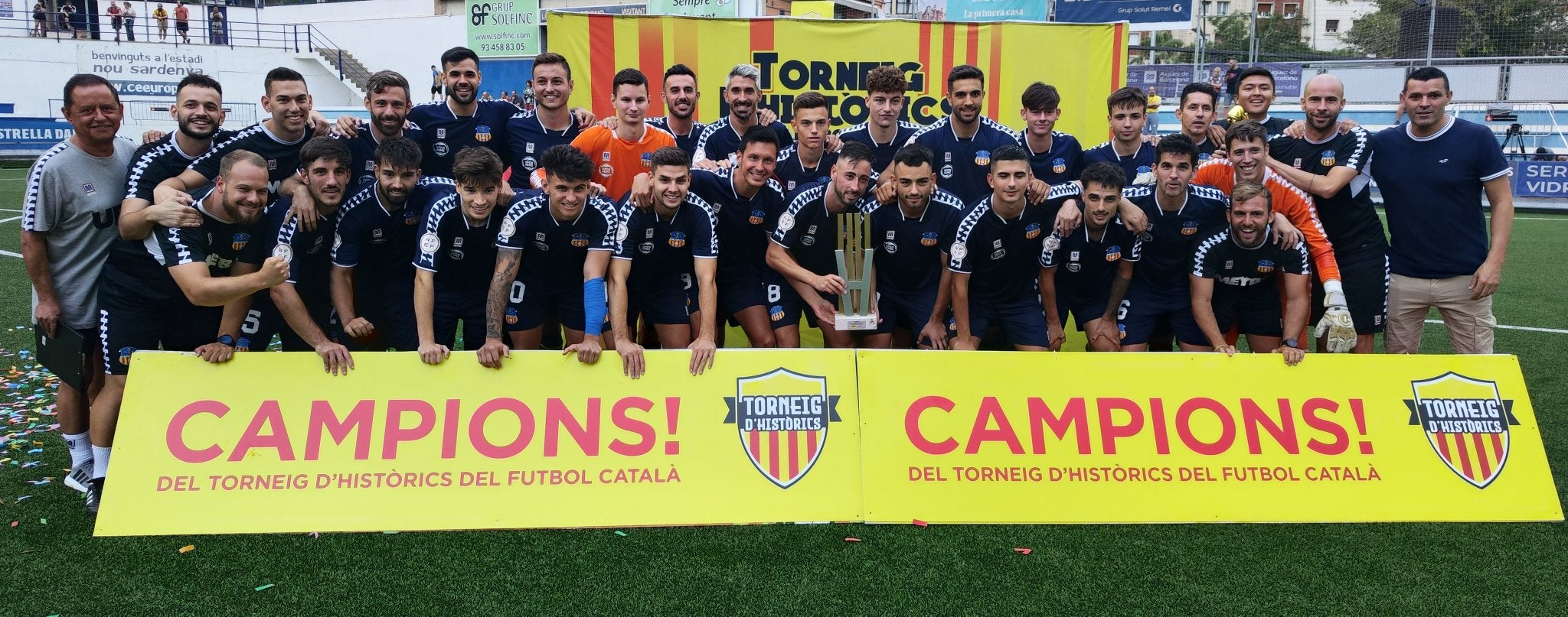 Els jugadors del Sant Andreu amb la copa de campió | UE Sant Andreu
