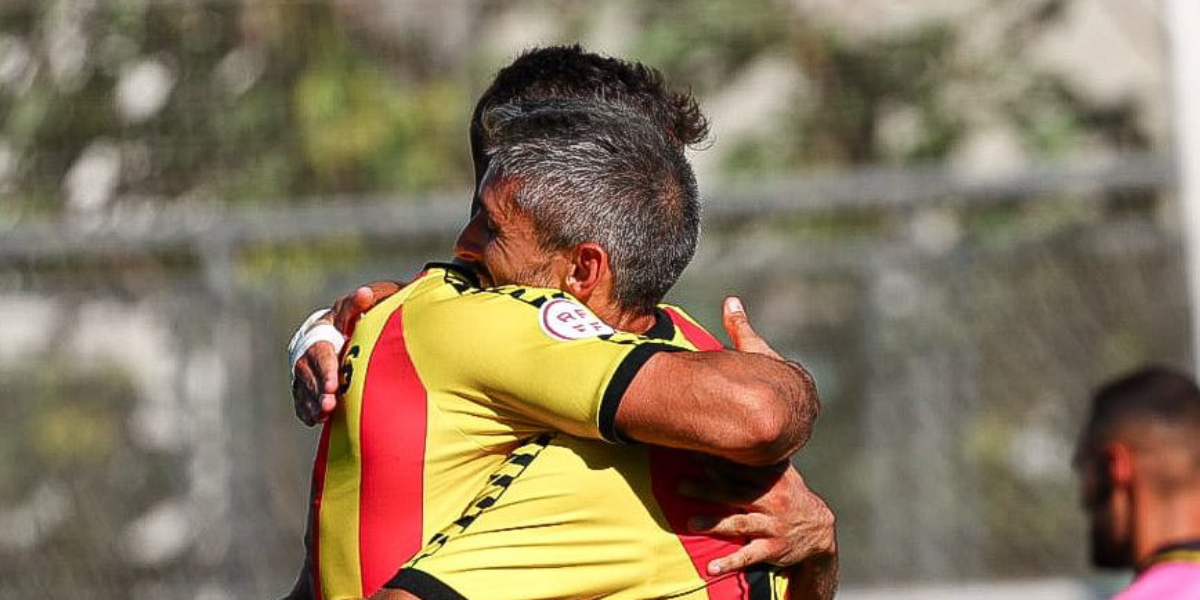 Josu s'abraça amb Ernest Forgas després del gol | @thistorics