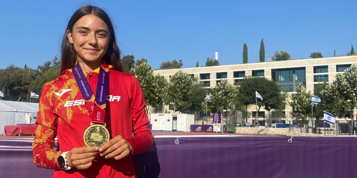 Sofía Santacreu posa amb la medalla de campiona | RFEA