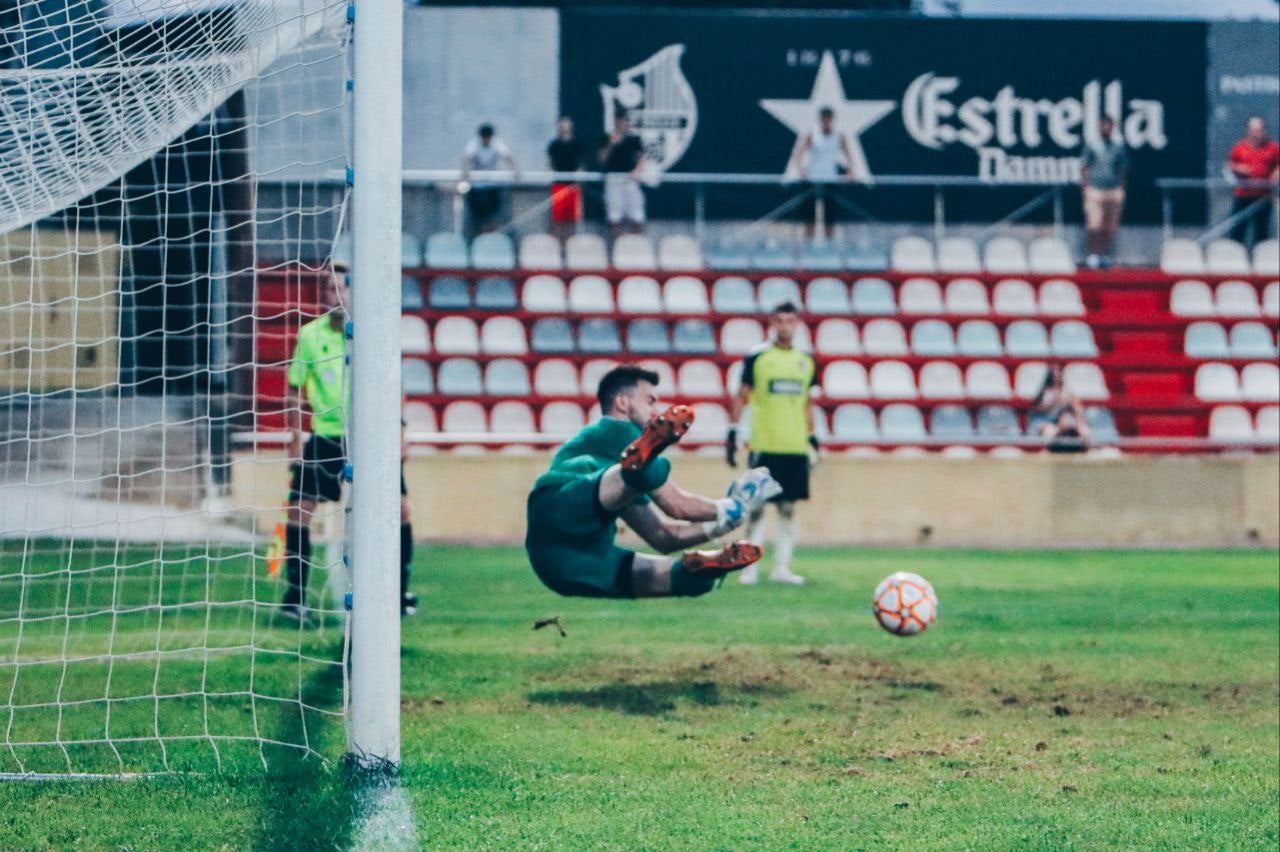 Marc Vito s'estira per aturar el penal definitiu | Club Esportiu Europa