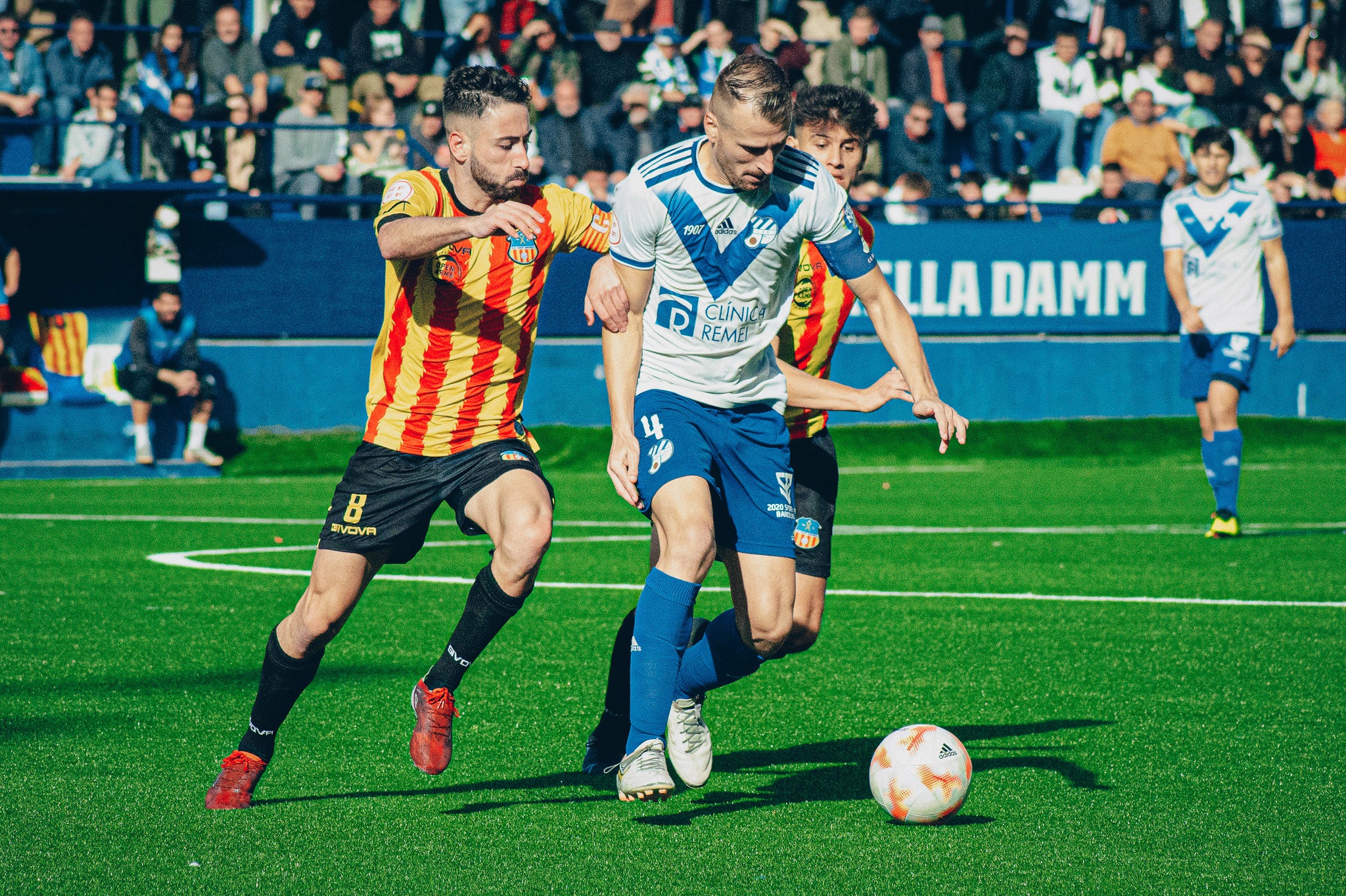 Àlex Cano, capità de l'Europa, disputa la pilota amb Albertito, capità del Sant Andreu | Club Esportiu Europa