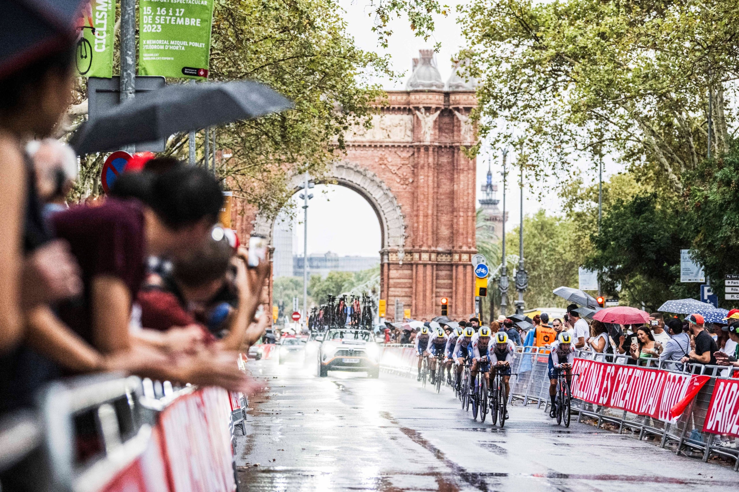 Los corredores de la Vuelta pasan frente al Arco de Triunfo | Charly López (La Vuelta)