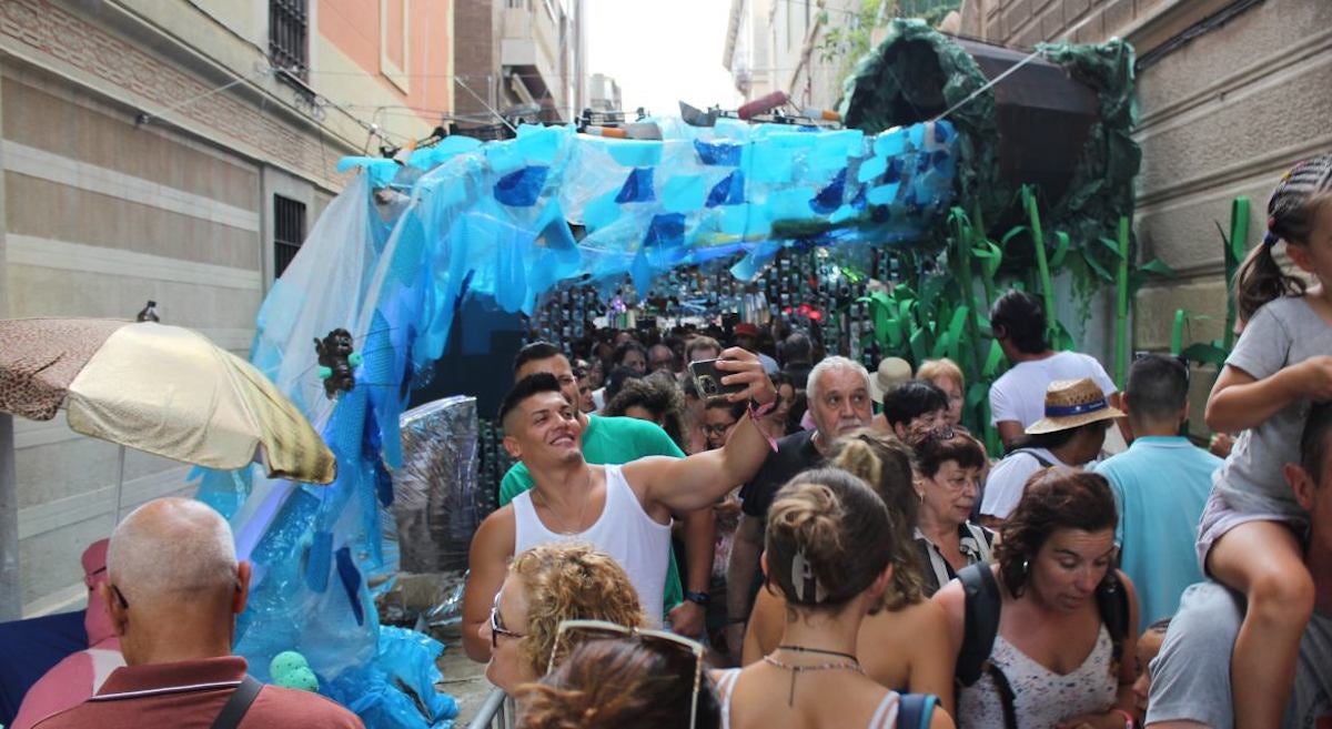 Desenes d'assistents davant dels guarnits del carrer de la Perla / A.L.
