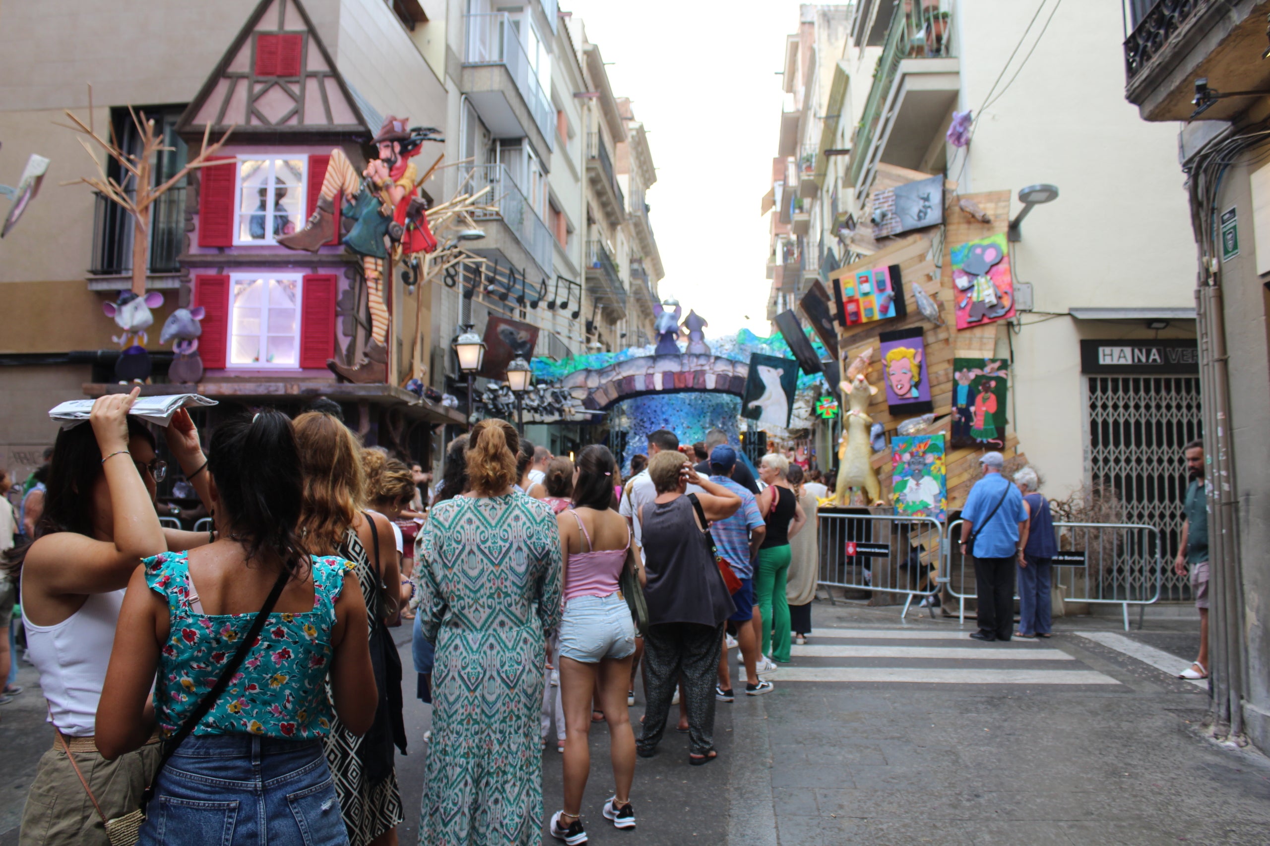 Una de les cues on s'acumulen més persones és la del carrer de Verdi / A.L.