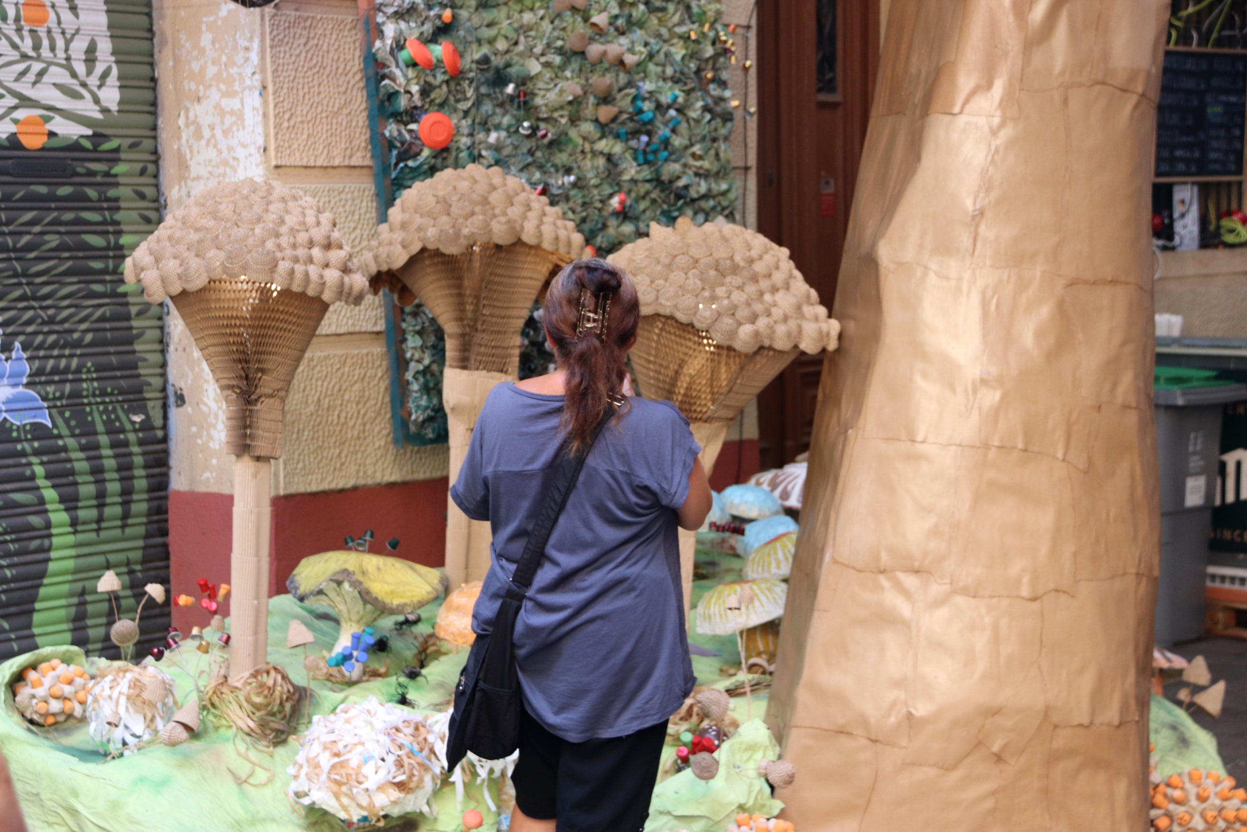 Els carrers de la Vila de Gràcia van rebre aquest dimarts una gran afluència de visitants / ACN