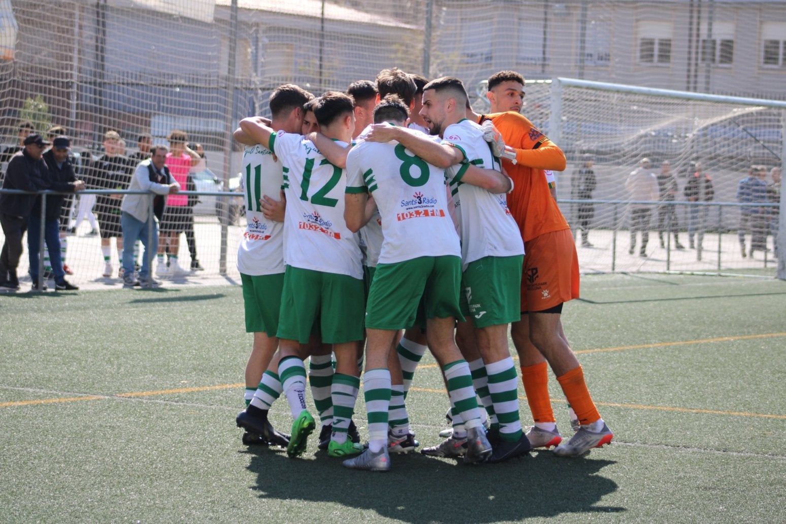 Els jugadors del Sants s'abracen | Unió Esportiva de Sants