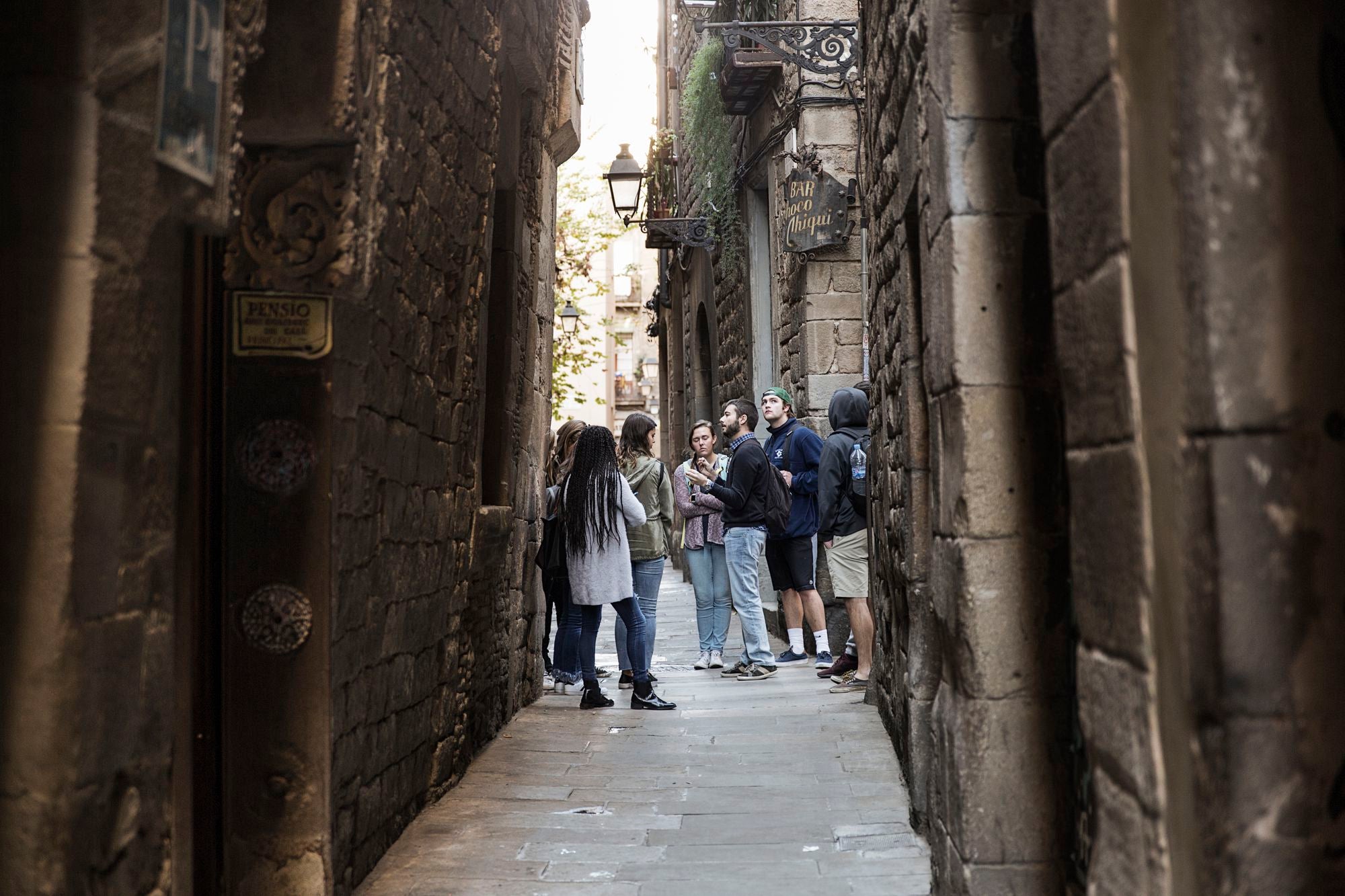 Grup de visitants al barri Gòtic al voltant del carrer de Sant Domènec del Call, al Gòtic | Ajuntament
