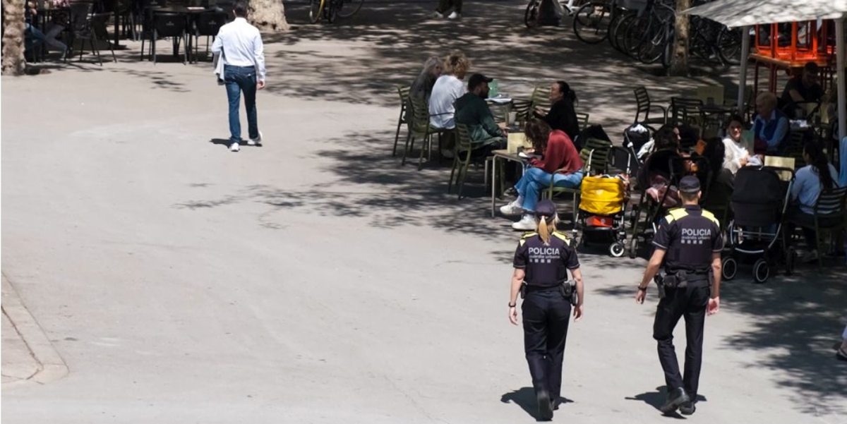 Agents de la Guàrdia Urbana patrullen per preservar l'espai públic | @GUBBarcelona