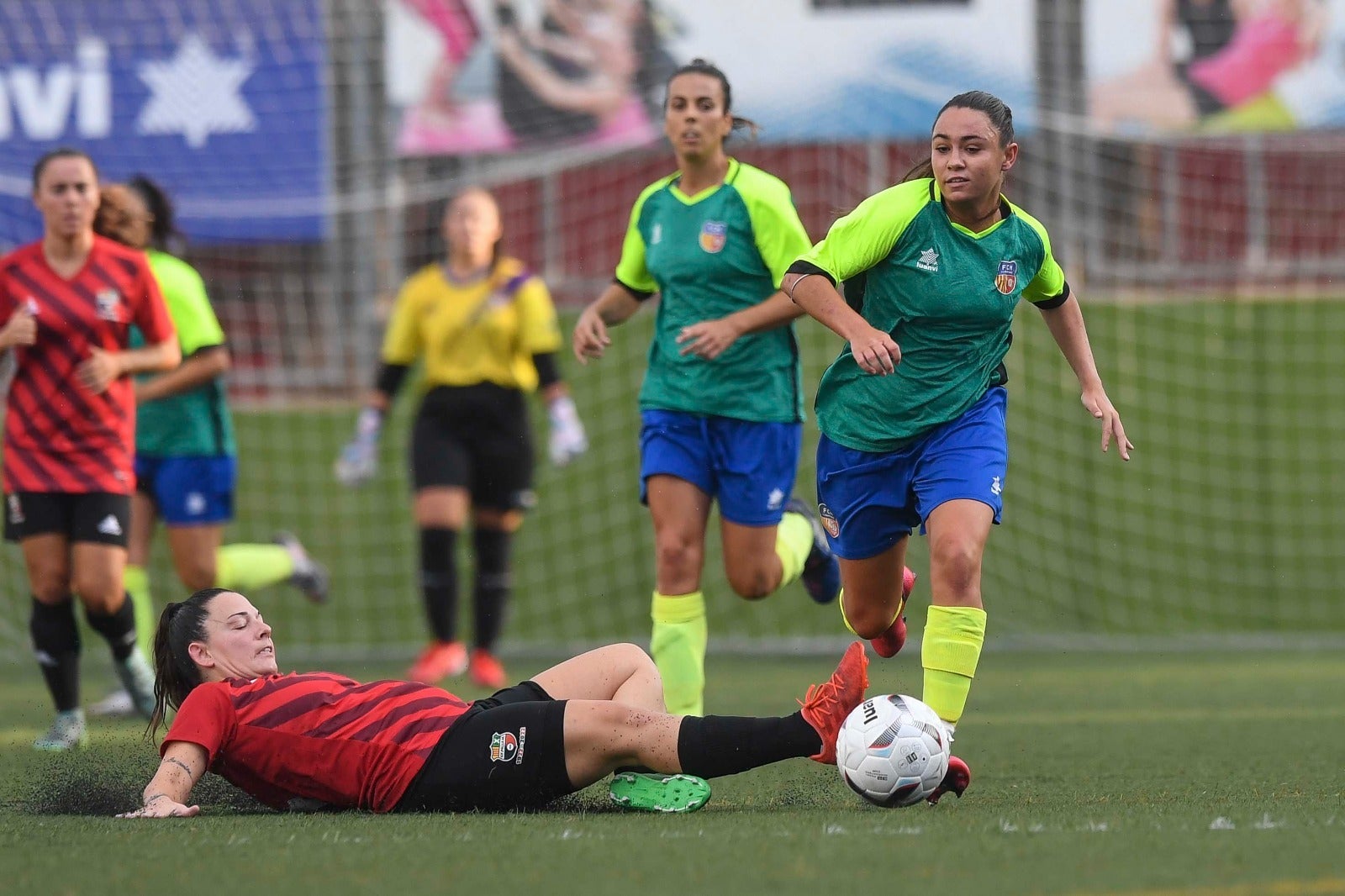 Una jugadora del Pallejà lucha por la posesión de la pelota con una del Martinenc | Torneig d'Històrics 