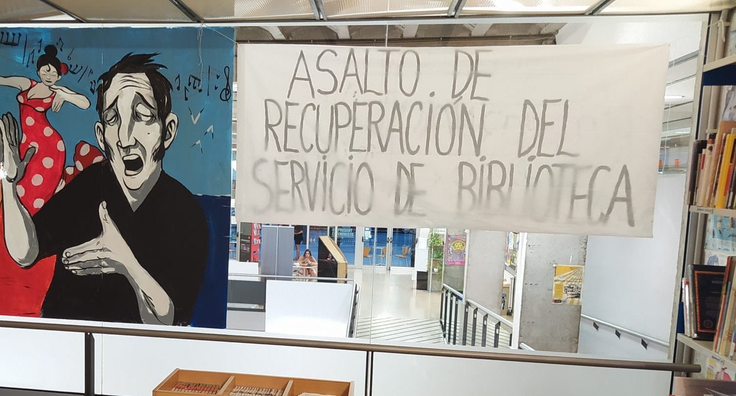 Una de les pancartes que els veïns van penjar a la biblioteca quan van evitar el seu tancament l'agost del 2022 / Twitter: @AluminosisB