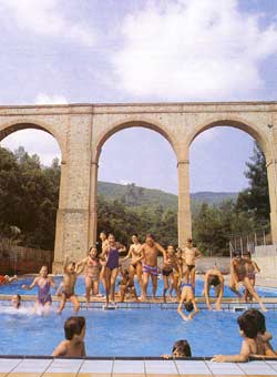 Les antigues piscines sota l'aqüeducte de Ciutat Meridiana / AV Ciutat Meridiana