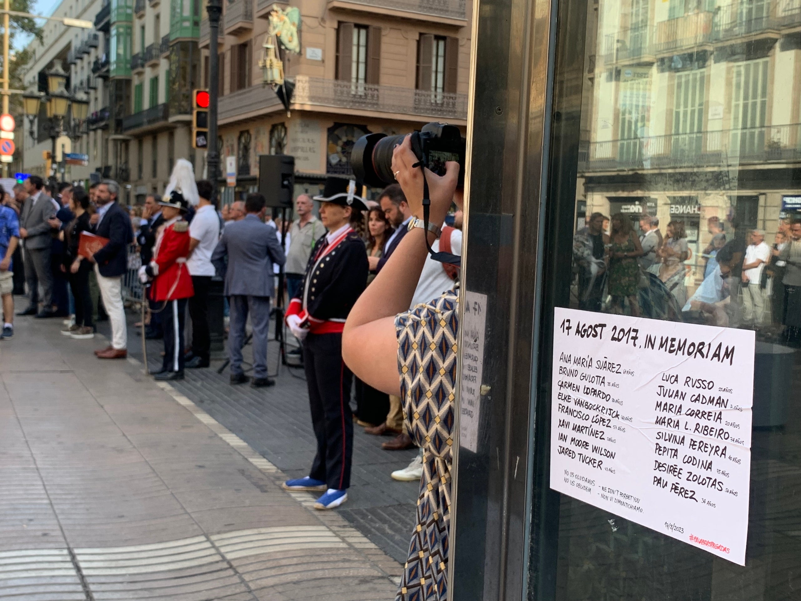 Petit rètol amb noms de les víctimes del 17-A enganxat a l'ascensor de la sortida del metro a la Rambla, on s'ha fet l'homenatge en el sisè aniversari dels atemptats / S.B.