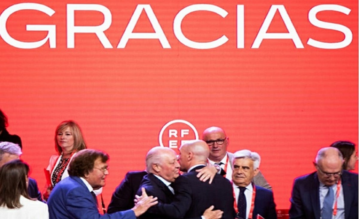 Rubiales s'abraça amb Joan Soteras, president de la Federació Catalana de Futbol | RFEF