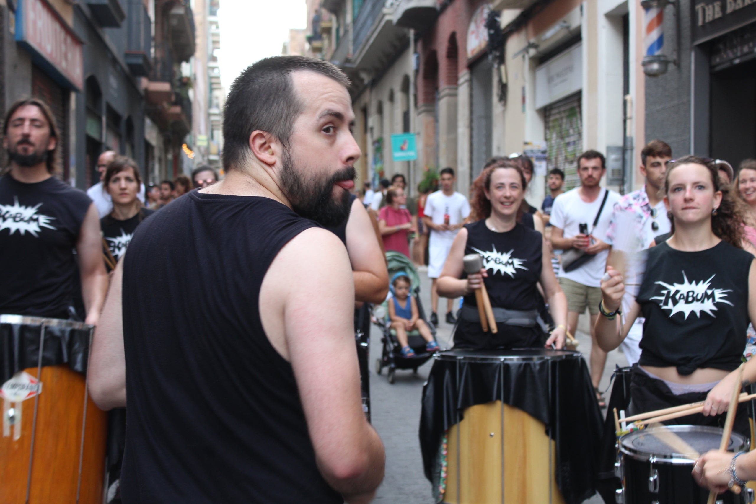 La colla de tabalers Kabum pels carrers de La Vila de Gràcia / A.L.