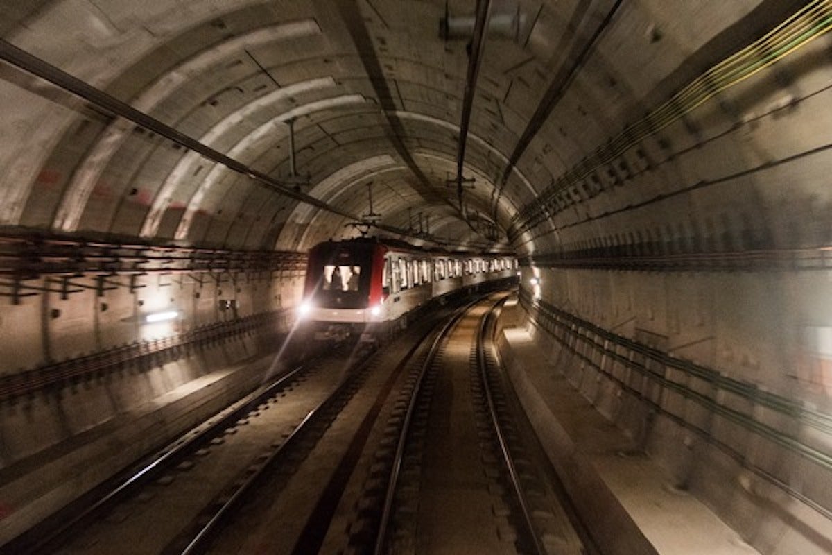 Un metro circulant per un túnel a Barcelona | TMB