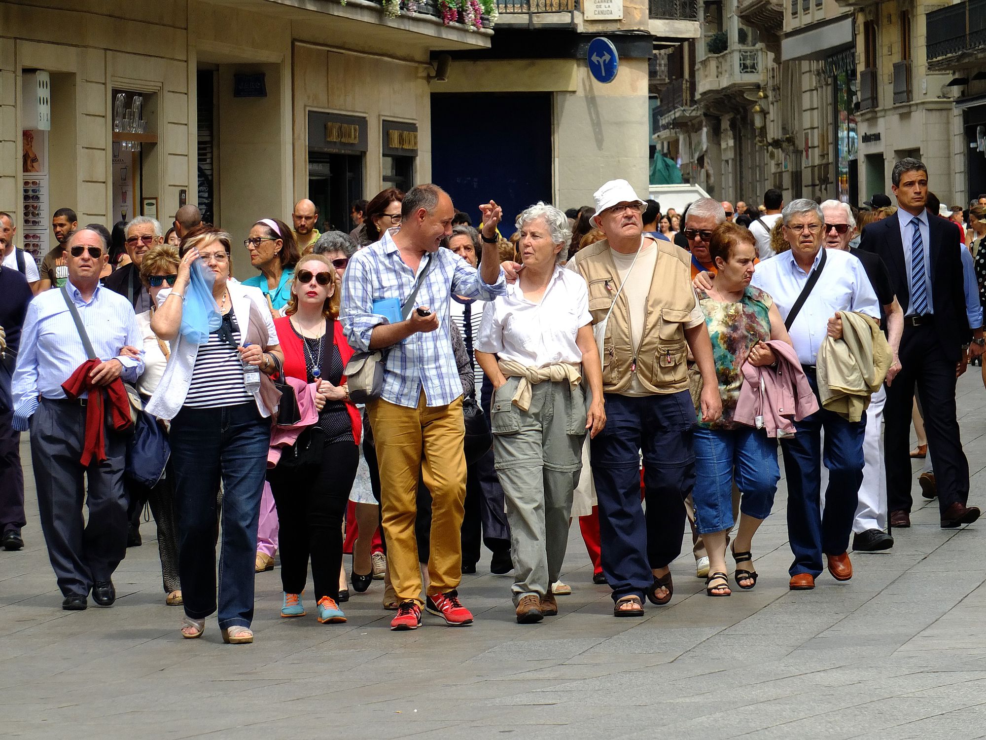 Un grup turístic passeja pel Portal de l'Àngel | Ajuntament