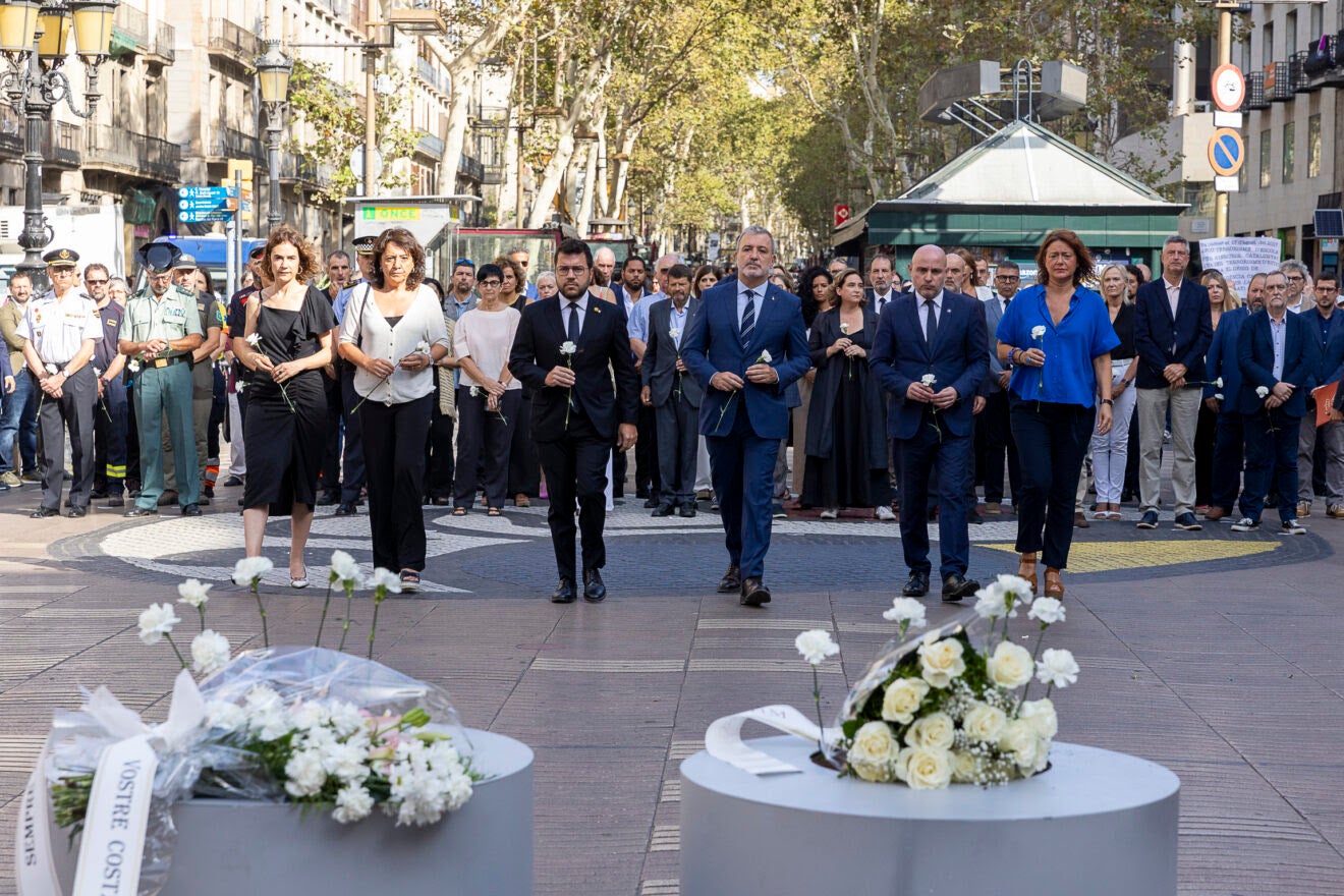 Un dels moments de l'homenatge amb motiu del sisè aniversari de l'atemptat de la Rambla / Blanca Blay (ACN)