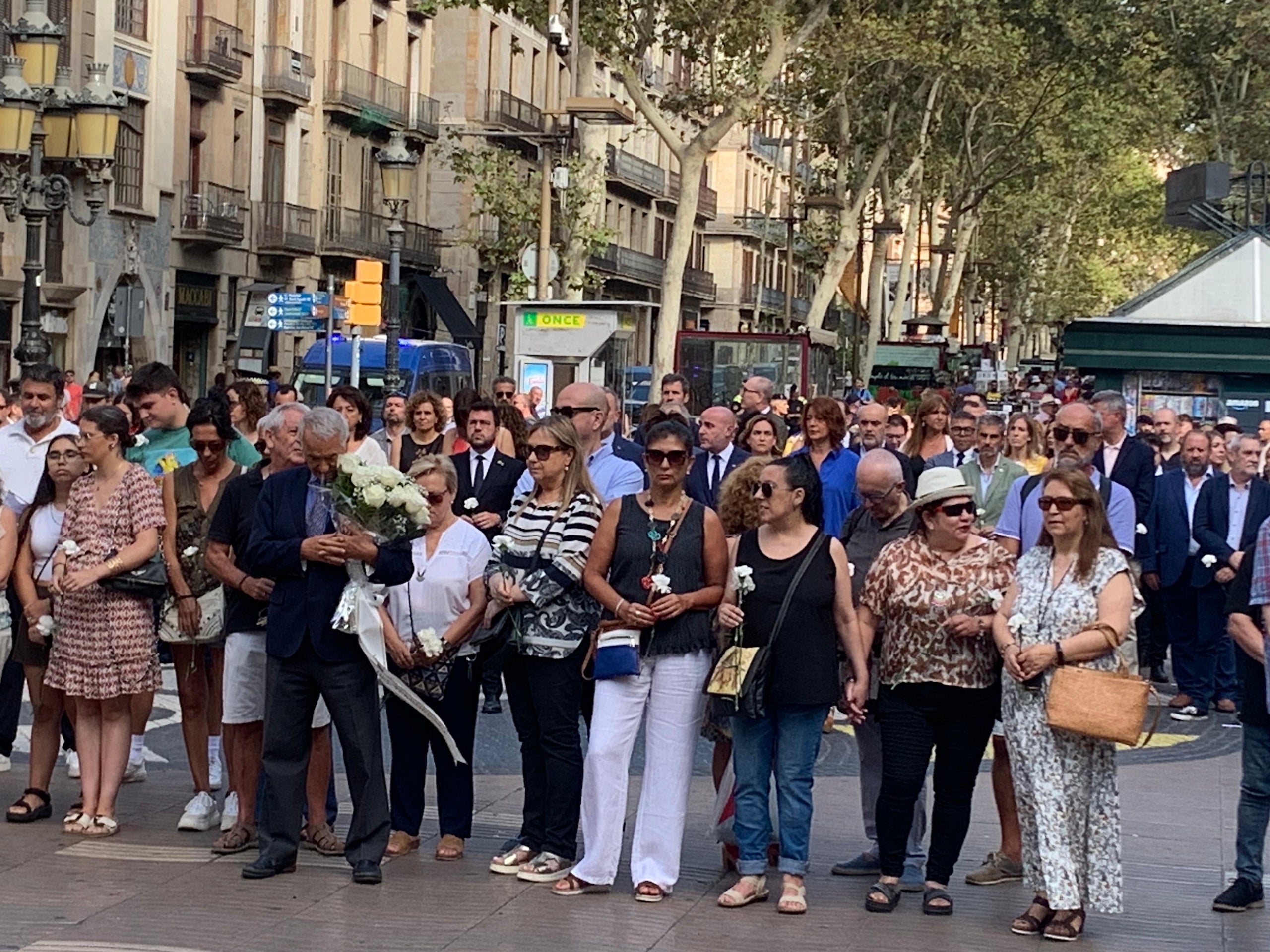 Víctimes i familiars de víctimes del 17-A a Barcelona, en l'homenatge amb motiu del sisè aniversari, a la Rambla / S.B.