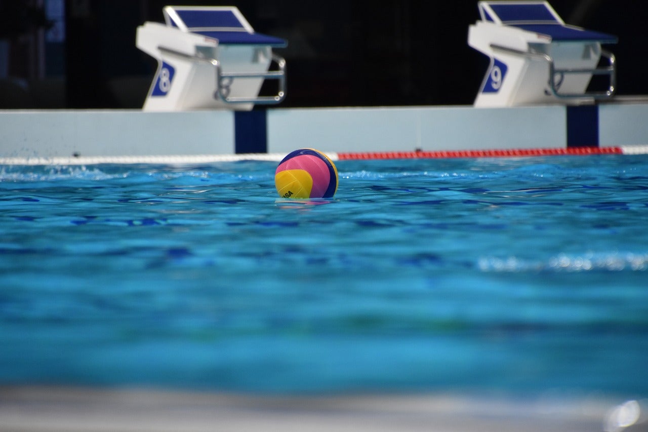 Una pelota de waterpolo en la piscina | Pixabay