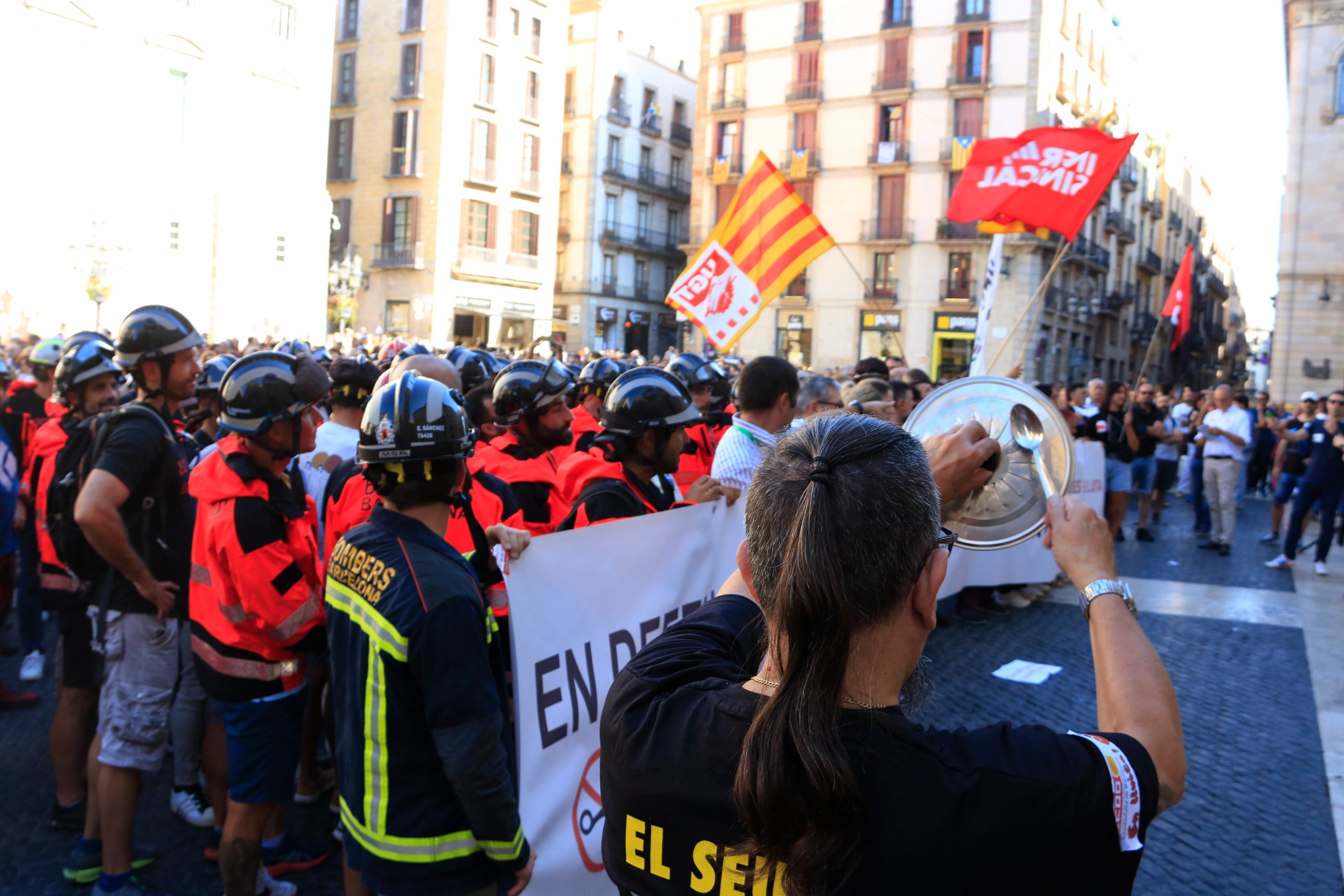 La protesta dels treballadors municipals per la suspensió del plus d'antiguitat d'aquest divendres / Laura Fíguls (ACN)
