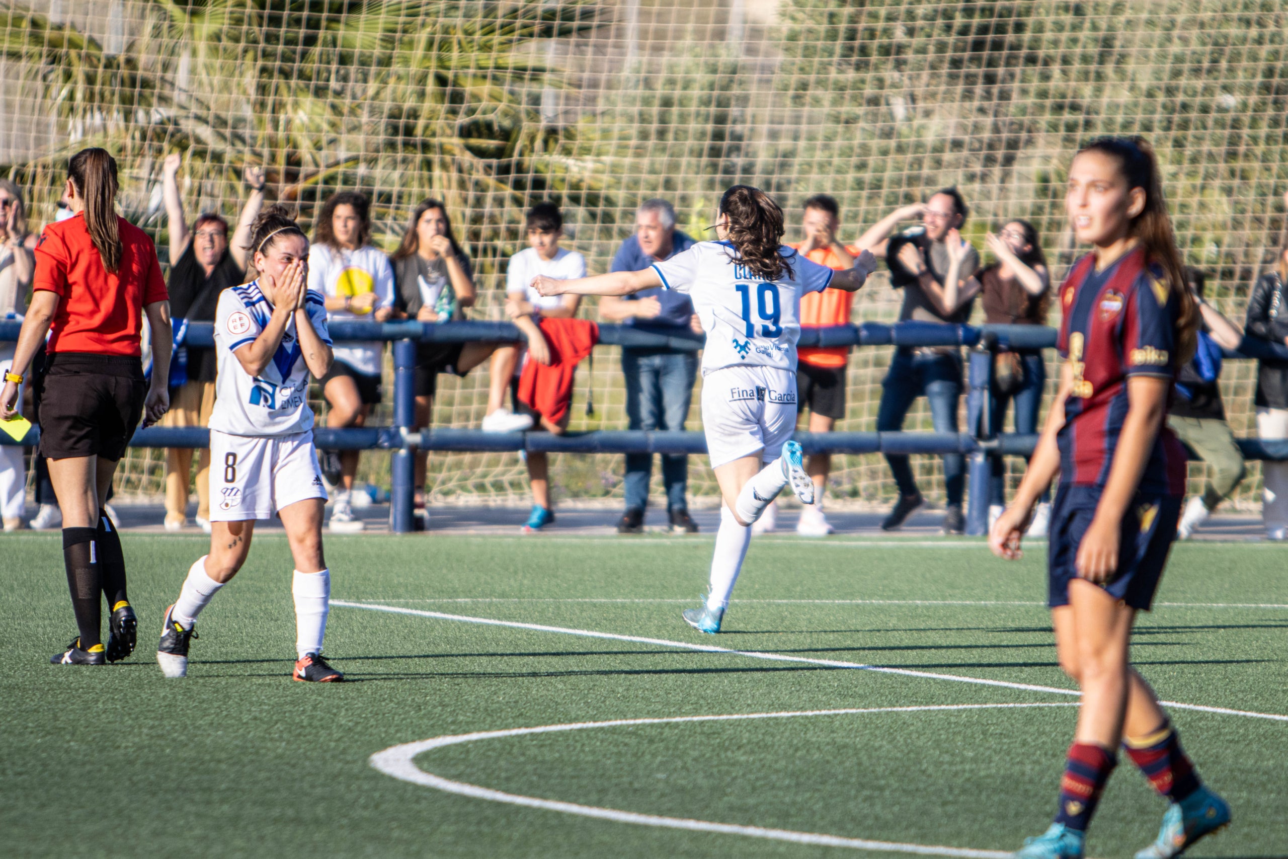 Clara yendo a celebrar con la afición | Club Esportiu Europa